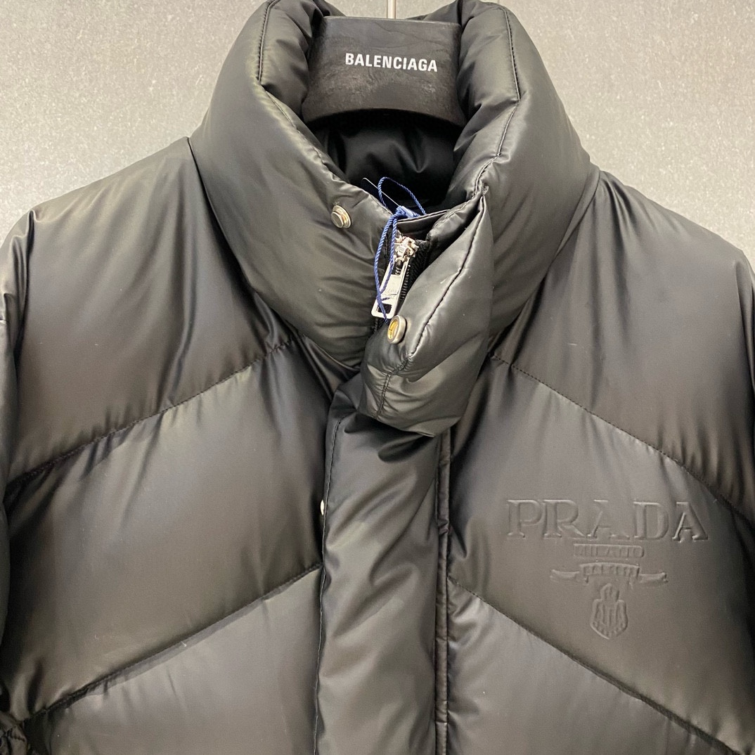 P1320 Prada Prada 2024 outono e inverno novo 💥 carta em relevo jaqueta de gola alta 🔥 usando 90 ganso para baixo enchimento completo Centenas de modelos explosivos Tamanho: 48-56