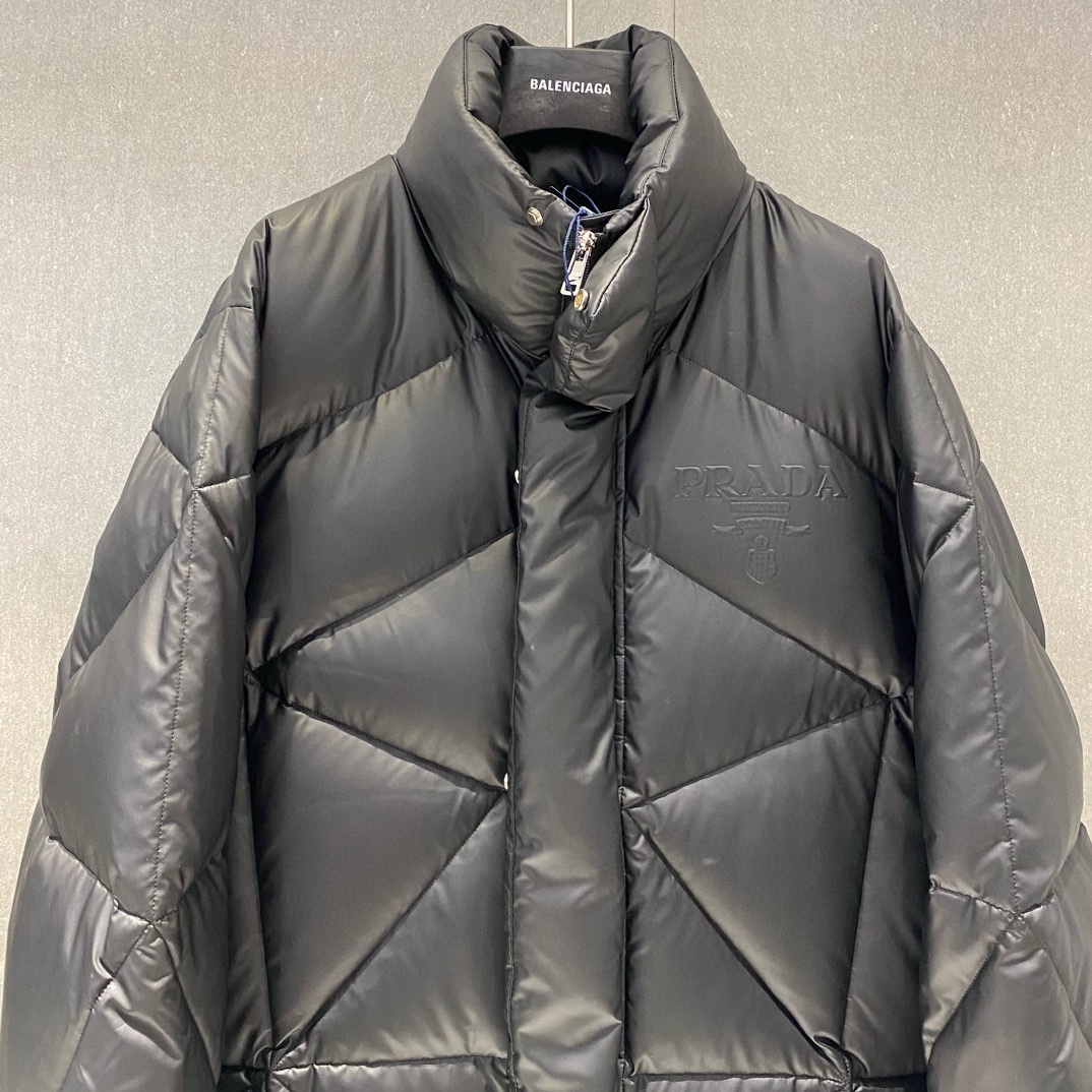 P1320 Prada Prada 2024 outono e inverno novo 💥 carta em relevo jaqueta de gola alta 🔥 usando 90 ganso para baixo enchimento completo Centenas de modelos explosivos Tamanho: 48-56