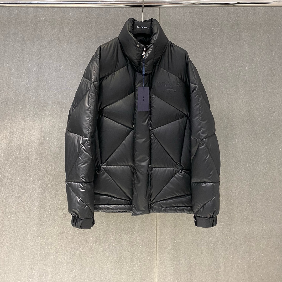 P1320 Prada Prada 2024 outono e inverno novo 💥 carta em relevo jaqueta de gola alta 🔥 usando 90 ganso para baixo enchimento completo Centenas de modelos explosivos Tamanho: 48-56