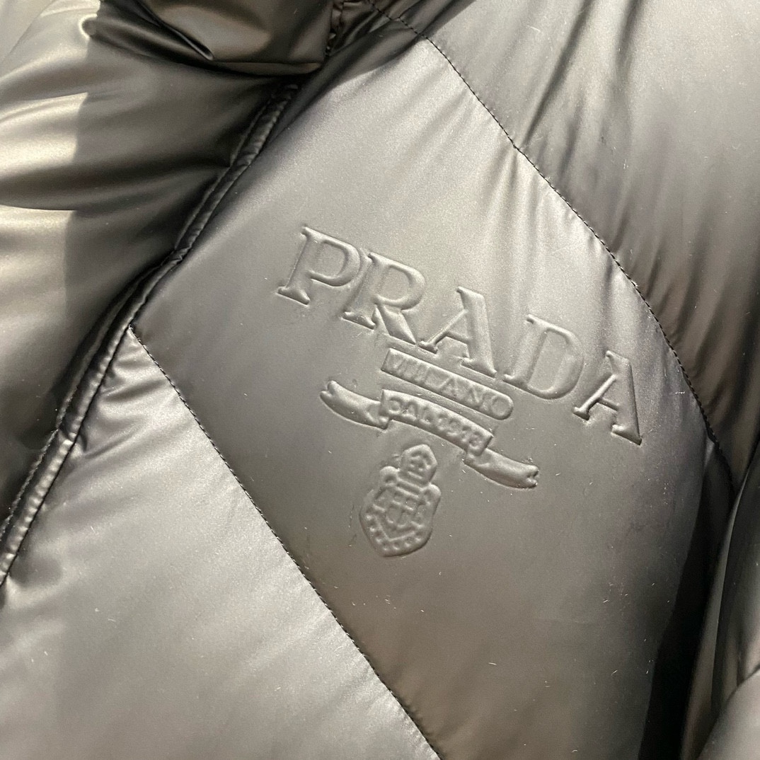 Image [9]-P1320 Prada Prada 2024 automne et hiver nouveau 💥 lettre gaufrée col montant doudoune 🔥 utilisant 90 duvet d'oie remplissage complet Cent avec l'explosion des modèles Taille : 48-56-High replica bags.