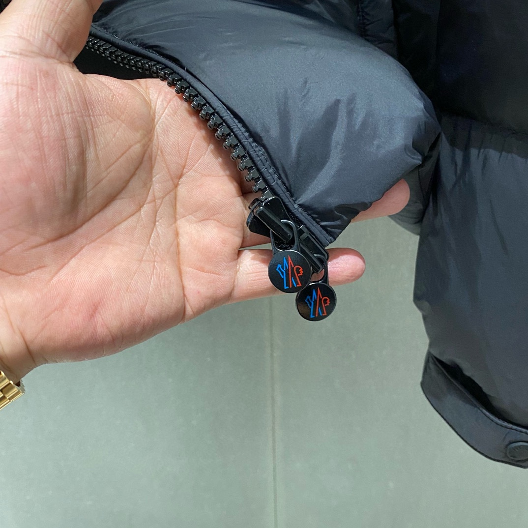 P1400 Moncler Moncler 2024 outono / inverno Novo 💥 Black Label Stand-up Collar Down Jacket 🔥 Feito com preenchimento total de 90 penas Hardware personalizado Par detalhado de tamanhos: 1,2...