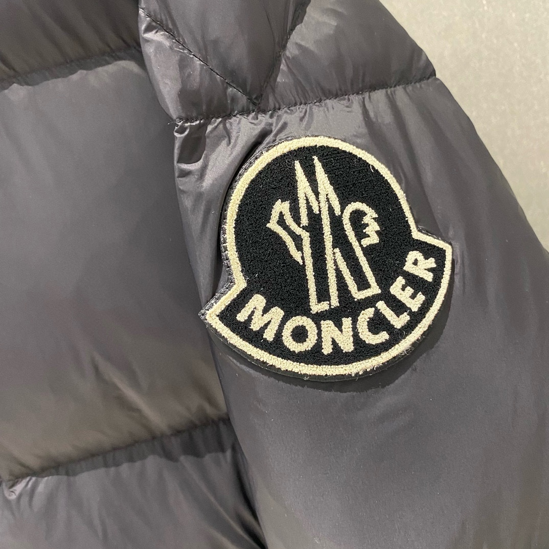 P1400 Moncler Moncler 2024 outono / inverno Novo 💥 Black Label Stand-up Collar Down Jacket 🔥 Feito com preenchimento total de 90 penas Hardware personalizado Par detalhado de tamanhos: 1,2...