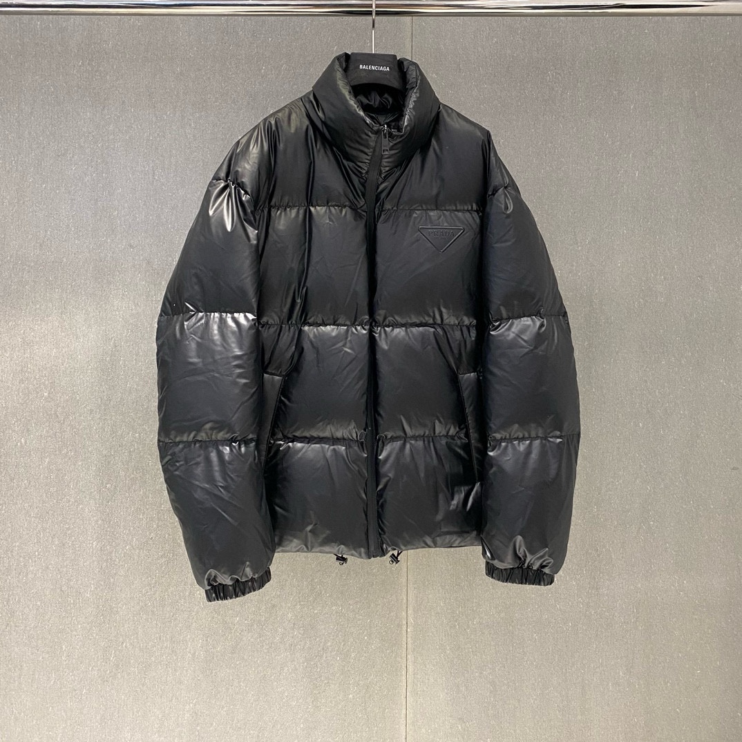 P1380 Prada Prada 2024 otoño e invierno nuevo 💥 clásico triángulo etiqueta stand-up cuello abajo chaqueta 🔥 con 90 blanco pato abajo relleno completo detalles perfecto Talla: 48-56.