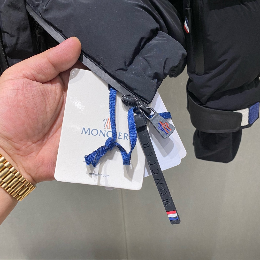 P1560 Moncler outono/inverno 2024 Novo 💥 Casaco de penas com capuz da série Ski 🔥Preenchido com 90 penas de pato branco Super resistente ao frio Detalhado para a versão Tamanho: 12.3.4.5.