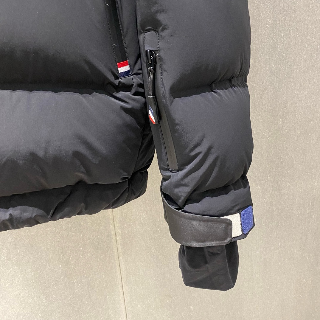 P1560 Moncler outono/inverno 2024 Novo 💥 Casaco de penas com capuz da série Ski 🔥Preenchido com 90 penas de pato branco Super resistente ao frio Detalhado para a versão Tamanho: 12.3.4.5.