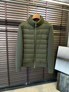 P1000 Prada Prada 24ss outono e inverno fora novo! Jaqueta clássica de malha de lã leve e para baixo na combinação de tendência de luxo leve casual Família P clássica pequena série de etiquetas vermelhas moda masculina estilo simples casual estilo versátil estilo geral é muito avançado simples versátil desgaste diário no efeito do corpo é excelente original consistente alfaiataria desgaste estilo casual ~ simples e elegante! Confortável e casual sem perder o estilo, o design da gola alta mostra a juventude sem perder a moda, o negócio pode ser casual no efeito do corpo bonito e elegante no peito, estética requintada do logótipo do triângulo de metal da família P! Os acessórios da gola traseira, com o logótipo vermelho P pequeno e grande, são acolchoados horizontalmente e não são volumosos para manter o calor e o frio. O corpo da frente é preenchido com tecido de malha de lã de ganso de padrão europeu, com um toque suave e delicado, e o conforto é elevado. Para que a parte superior do corpo, após a versão da silhueta ajustada e lisonjeira, os estilistas e artesãos tenham uma compreensão tácita e engenhosa das cores, com a moda arrojada e bonita sob o prazer do conforto!Cor: preto, verde exército, azul marinhoTamanho: 48-56 (M-3XL)48 metros: largura dos ombros 45 - peito 108 - comprimento 65 - comprimento das mangas 6450 metros: largura dos ombros 46 - peito 112 - comprimento 66 - comprimento da manga 6552 metros: largura dos ombros 47 - peito 116 - comprimento 67 - comprimento da manga 6654 jardas: largura do ombro 48 - peito 120 - comprimento da manga 68-67Tamanho 56: Largura dos ombros 49-Busto 124-Comprimento da camisola 69-Comprimento da manga 68