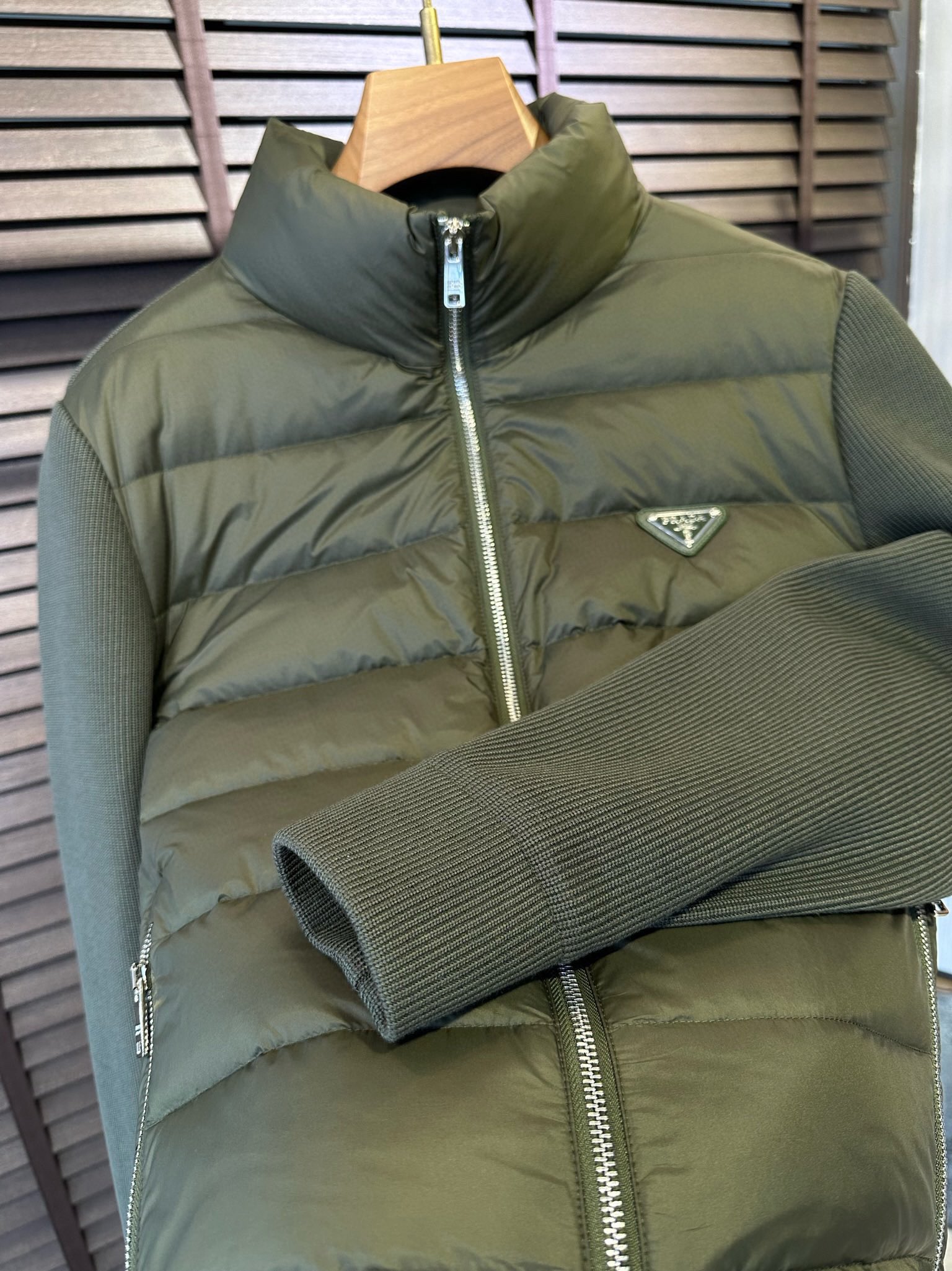 P1000 Prada Prada 24ss automne et hiver out nouveau ! Col classique tricoté épissage léger doudoune laine et duvet dans la combinaison de la tendance de luxe léger décontracté famille P classique petite série étiquette rouge hommes mode décontracté style simple style polyvalent style global est très avancé simple polyvalent usure quotidienne sur le corps effet est superbe original cohérent tailleur usure style décontracté ~ simple et à la mode ! Confortable et décontracté sans perdre de son style, le col montant montre que les jeunes et les hommes d'affaires à la mode peuvent être décontractés sur le corps. L'effet est beau et élégant, la poitrine est d'une esthétique exquise, le logo P family metal triangle Logo ! Accessoires de col arrière classique P petit logo rouge grand corps horizontal matelassé remplissage du duvet ne sera pas encombrant chaud froid effet est bon avant corps rempli de norme européenne duvet d'oie arrière corps et manche laine tricot tissu se sentent doux et délicat confort lisse haute texture de la platine accessoires slider couplé avec des techniques de couture pointue à l'intérieur de la doublure en satin se sentent doux et lisse et les détails délicats sont très bons ! Ainsi, le haut du corps après la version de l'ajustement et de la silhouette flatteuse droite et dure concepteurs et artisans ingénieux couleur compréhension tacite avec la mode fringant beau sous la jouissance du confort !Couleur : noir, vert armée, bleu marineTaille : 48-56 (M-3XL)48 yards : largeur d'épaule 45 - poitrine 108 - longueur 65 - longueur de manche 6450 yards : largeur d'épaule 46 - poitrine 112 - longueur 66 - longueur de manche 6552 yards : largeur d'épaule 47 - poitrine 116 - longueur 67 - longueur de manche 6654 yards : largeur d'épaule 48 - poitrine 120 - longueur de manche 68-67Taille 56 : largeur d'épaule 49 - poitrine 124 - longueur de chemise 69 - longueur de manche 68