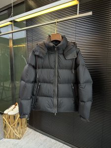 P1420 Moncler Moncler gado recomendado de alta qualidade 2024 outono / inverno Jaqueta masculina Pure 90 Down! Linhagem nobre, cheia de sensação fofa, arma fria, roupas prontas para vestir de alto nível, toda a peça é projetada usando artesanato pesado à mão, a parte interna do esqueleto como suporte é coberta com tiras em relevo à mão de revestimento impermeável na forma de silhueta de capa de chuva ao ar livre como o tom da integração dos elementos de design da moda não é orientado para a funcionalidade modelos práticos de rua cheios de seleção importada de alto grau de 90 penas de pato branco + 10 penas, alto peso, calor espesso, rápido e calor politérmico, o efeito de coleta muito bom! O artesanato tradicional da Zegna, peça-símbolo, confere à nova estação vitalidade e valor estético à moda, bem como ao estilo harmonioso de Zhuang e à elite urbana preferida dos homens Tamanho: M-3XL178 140 libras desgaste L Slim máximo 190 libras