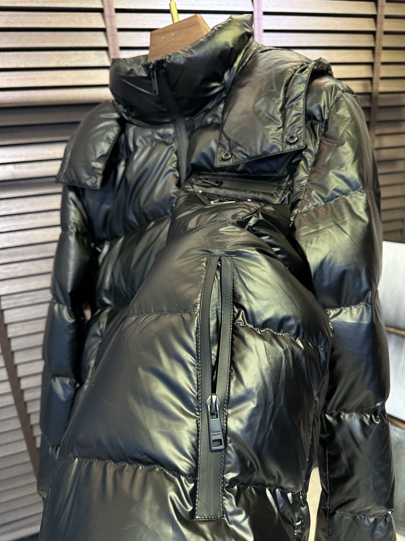 P1420 Moncler Moncler gado recomendado de alta qualidade 2024 outono / inverno Jaqueta masculina Pure 90 Down! Linhagem nobre, cheia de sensação fofa, arma fria, roupas prontas para vestir de alto nível, toda a peça é projetada usando artesanato pesado à mão, a parte interna do esqueleto como suporte é coberta com tiras em relevo à mão de revestimento impermeável na forma de silhueta de capa de chuva ao ar livre como o tom da integração dos elementos de design da moda não é orientado para a funcionalidade modelos práticos de rua cheios de seleção importada de alto grau de 90 penas de pato branco + 10 penas, alto peso, calor espesso, rápido e calor politérmico, o efeito de coleta muito bom! O artesanato tradicional da Zegna, peça-símbolo, confere à nova estação vitalidade e valor estético à moda, bem como ao estilo harmonioso de Zhuang e à elite urbana preferida dos homens Tamanho: M-3XL178 140 libras desgaste L Slim máximo 190 libras