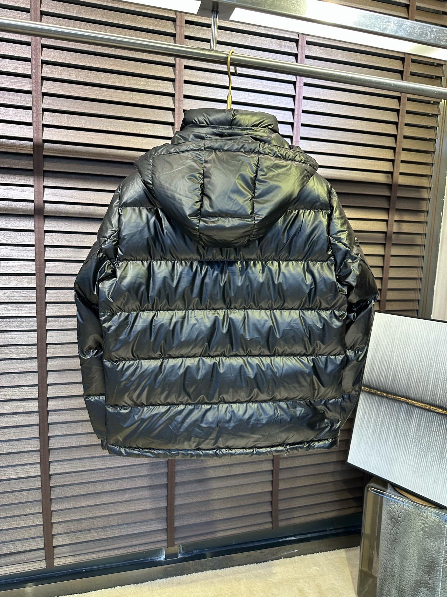 P1420 Moncler Moncler gado recomendado de alta qualidade 2024 outono / inverno Jaqueta masculina Pure 90 Down! Linhagem nobre, cheia de sensação fofa, arma fria, roupas prontas para vestir de alto nível, toda a peça é projetada usando artesanato pesado à mão, a parte interna do esqueleto como suporte é coberta com tiras em relevo à mão de revestimento impermeável na forma de silhueta de capa de chuva ao ar livre como o tom da integração dos elementos de design da moda não é orientado para a funcionalidade modelos práticos de rua cheios de seleção importada de alto grau de 90 penas de pato branco + 10 penas, alto peso, calor espesso, rápido e calor politérmico, o efeito de coleta muito bom! O artesanato tradicional da Zegna, peça-símbolo, confere à nova estação vitalidade e valor estético à moda, bem como ao estilo harmonioso de Zhuang e à elite urbana preferida dos homens Tamanho: M-3XL178 140 libras desgaste L Slim máximo 190 libras