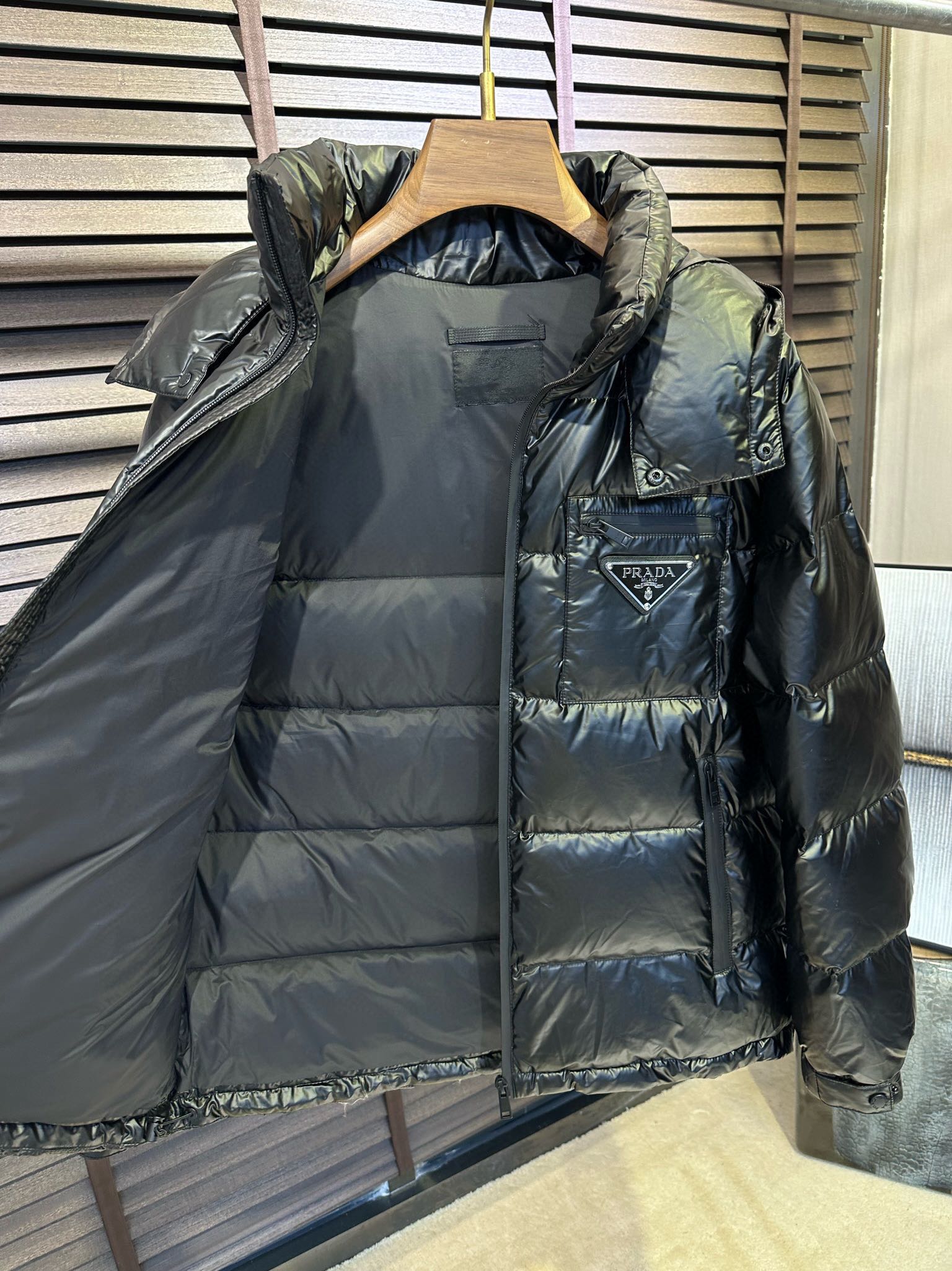 P1420 Moncler Moncler gado recomendado de alta qualidade 2024 outono / inverno Jaqueta masculina Pure 90 Down! Linhagem nobre, cheia de sensação fofa, arma fria, roupas prontas para vestir de alto nível, toda a peça é projetada usando artesanato pesado à mão, a parte interna do esqueleto como suporte é coberta com tiras em relevo à mão de revestimento impermeável na forma de silhueta de capa de chuva ao ar livre como o tom da integração dos elementos de design da moda não é orientado para a funcionalidade modelos práticos de rua cheios de seleção importada de alto grau de 90 penas de pato branco + 10 penas, alto peso, calor espesso, rápido e calor politérmico, o efeito de coleta muito bom! O artesanato tradicional da Zegna, peça-símbolo, confere à nova estação vitalidade e valor estético à moda, bem como ao estilo harmonioso de Zhuang e à elite urbana preferida dos homens Tamanho: M-3XL178 140 libras desgaste L Slim máximo 190 libras