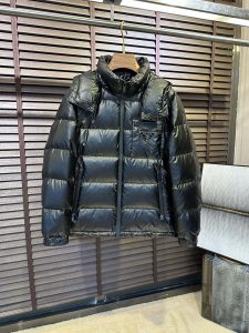 P1420 Moncler Moncler gado recomendado de alta qualidade 2024 outono / inverno Jaqueta masculina Pure 90 Down! Linhagem nobre, cheia de sensação fofa, arma fria, roupas prontas para vestir de alto nível, toda a peça é projetada usando artesanato pesado à mão, a parte interna do esqueleto como suporte é coberta com tiras em relevo à mão de revestimento impermeável na forma de silhueta de capa de chuva ao ar livre como o tom da integração dos elementos de design da moda não é orientado para a funcionalidade modelos práticos de rua cheios de seleção importada de alto grau de 90 penas de pato branco + 10 penas, alto peso, calor espesso, rápido e calor politérmico, o efeito de coleta muito bom! O artesanato tradicional da Zegna, peça-símbolo, confere à nova estação vitalidade e valor estético à moda, bem como ao estilo harmonioso de Zhuang e à elite urbana preferida dos homens Tamanho: M-3XL178 140 libras desgaste L Slim máximo 190 libras