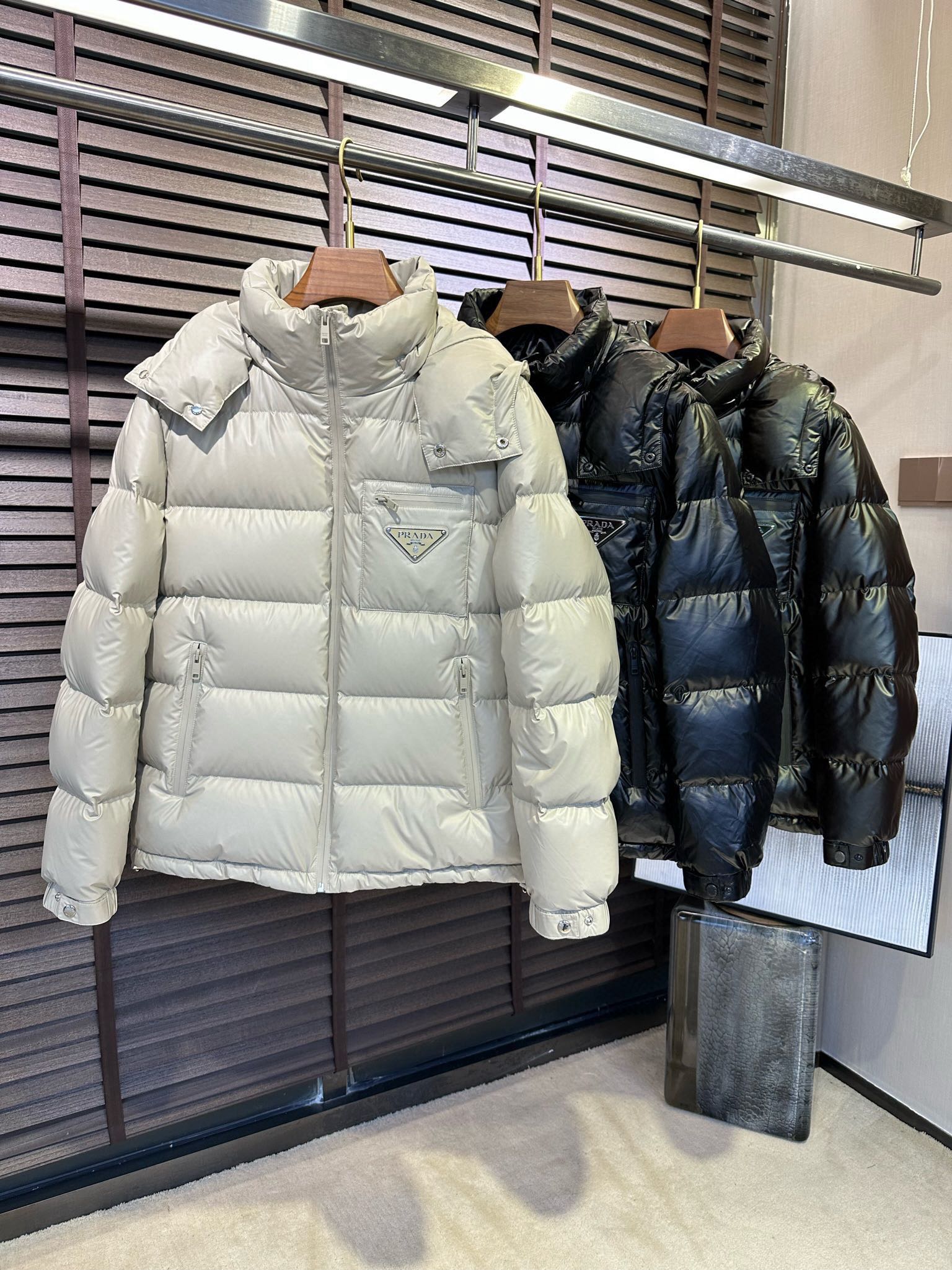 P1420 Moncler Moncler gado recomendado de alta qualidade 2024 outono / inverno Jaqueta masculina Pure 90 Down! Linhagem nobre, cheia de sensação fofa, arma fria, roupas prontas para vestir de alto nível, toda a peça é projetada usando artesanato pesado à mão, a parte interna do esqueleto como suporte é coberta com tiras em relevo à mão de revestimento impermeável na forma de silhueta de capa de chuva ao ar livre como o tom da integração dos elementos de design da moda não é orientado para a funcionalidade modelos práticos de rua cheios de seleção importada de alto grau de 90 penas de pato branco + 10 penas, alto peso, calor espesso, rápido e calor politérmico, o efeito de coleta muito bom! O artesanato tradicional da Zegna, peça-símbolo, confere à nova estação vitalidade e valor estético à moda, bem como ao estilo harmonioso de Zhuang e à elite urbana preferida dos homens Tamanho: M-3XL178 140 libras desgaste L Slim máximo 190 libras