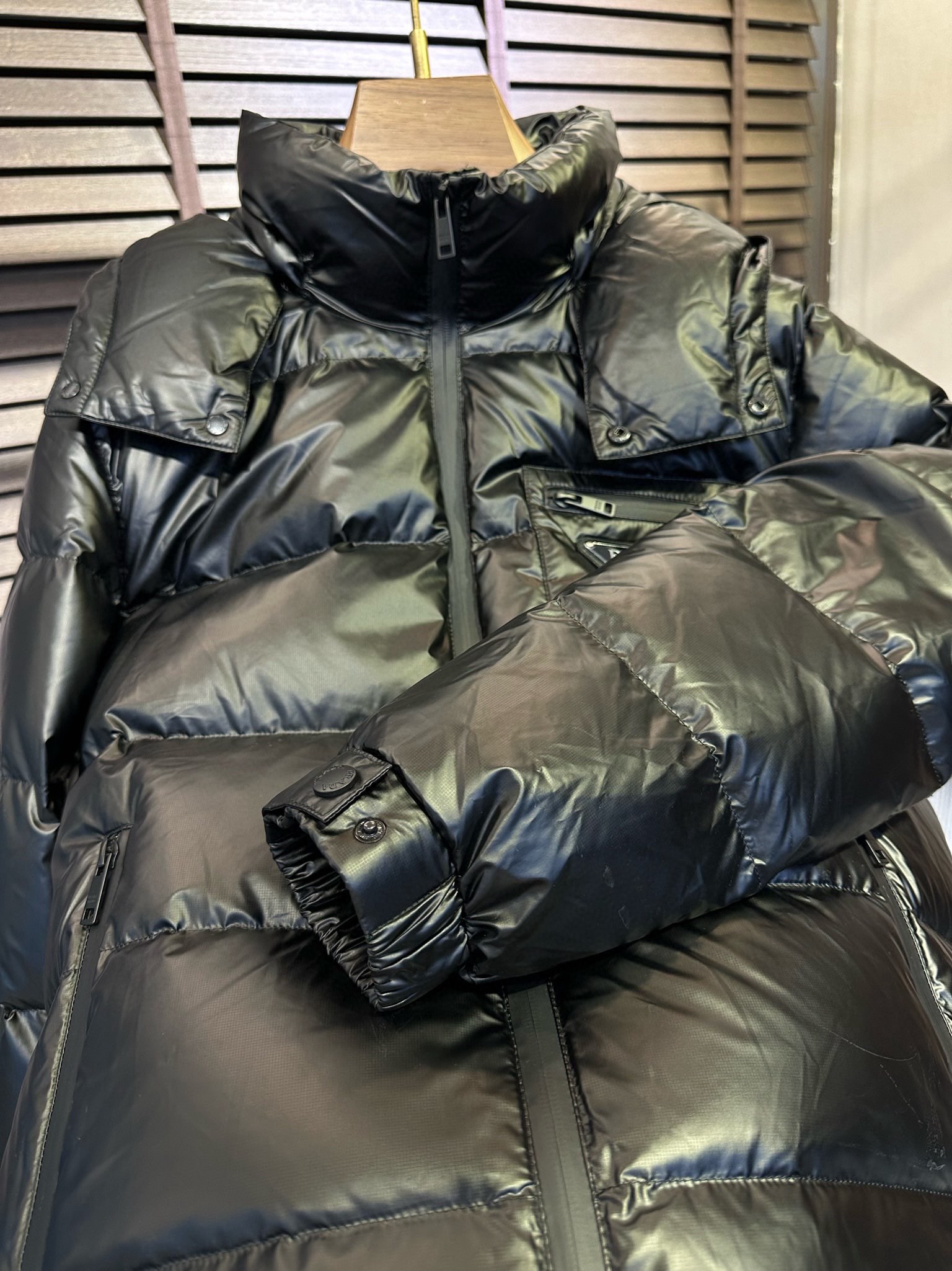 P1420 Moncler Moncler gado recomendado de alta qualidade 2024 outono / inverno Jaqueta masculina Pure 90 Down! Linhagem nobre, cheia de sensação fofa, arma fria, roupas prontas para vestir de alto nível, toda a peça é projetada usando artesanato pesado à mão, a parte interna do esqueleto como suporte é coberta com tiras em relevo à mão de revestimento impermeável na forma de silhueta de capa de chuva ao ar livre como o tom da integração dos elementos de design da moda não é orientado para a funcionalidade modelos práticos de rua cheios de seleção importada de alto grau de 90 penas de pato branco + 10 penas, alto peso, calor espesso, rápido e calor politérmico, o efeito de coleta muito bom! O artesanato tradicional da Zegna, peça-símbolo, confere à nova estação vitalidade e valor estético à moda, bem como ao estilo harmonioso de Zhuang e à elite urbana preferida dos homens Tamanho: M-3XL178 140 libras desgaste L Slim máximo 190 libras