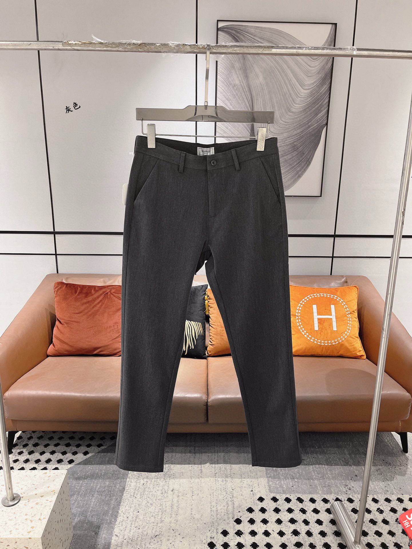 P480 Hermes Hermes 2024 Automne/Hiver Asia Counter Collection derniers modèles ! Marchandises haut de gamme Personnalisation haut de gamme Slim pantalon d'affaires décontracté pantalon de costume Matériel original Les loisirs quotidiens d'affaires sont entièrement applicables aux modèles sur l'effet du corps est super positif tridimensionnel Slim ligne de jambe de hanche complètement obtenir à mettre en évidence contenant Tencel tissus de coton spécial ! Appartient au type de coton tissé de couleur ! La texture est serrée et délicate sur le corps est très confortable et élégant et extrêmement portable polyvalent très digne d'obtenir ! Les anciens clients doivent recevoir recommandé ! Taille : 29-40-haute imitation usine