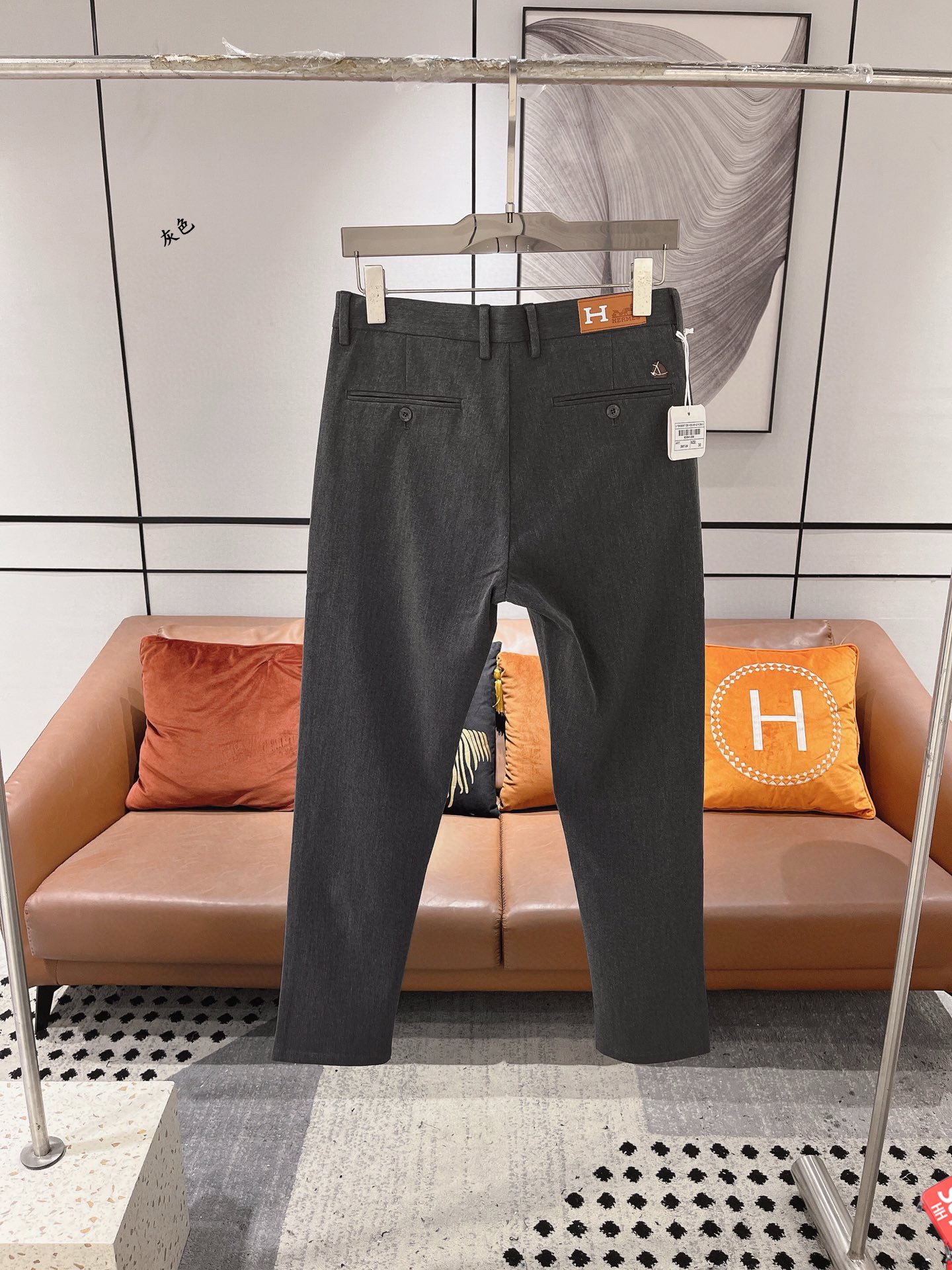 P480 Hermes Hermes 2024 Automne/Hiver Asia Counter Collection derniers modèles ! Marchandises haut de gamme Personnalisation haut de gamme Slim pantalon d'affaires décontracté pantalon de costume Matériel original Les loisirs quotidiens d'affaires sont entièrement applicables aux modèles sur l'effet du corps est super positif tridimensionnel Slim ligne de jambe de hanche complètement obtenir à mettre en évidence contenant Tencel tissus de coton spécial ! Appartient au type de coton tissé de couleur ! La texture est serrée et délicate sur le corps est très confortable et élégant et extrêmement portable polyvalent très digne d'obtenir ! Les anciens clients doivent recevoir recommandé ! Taille : 29-40-haute imitation usine