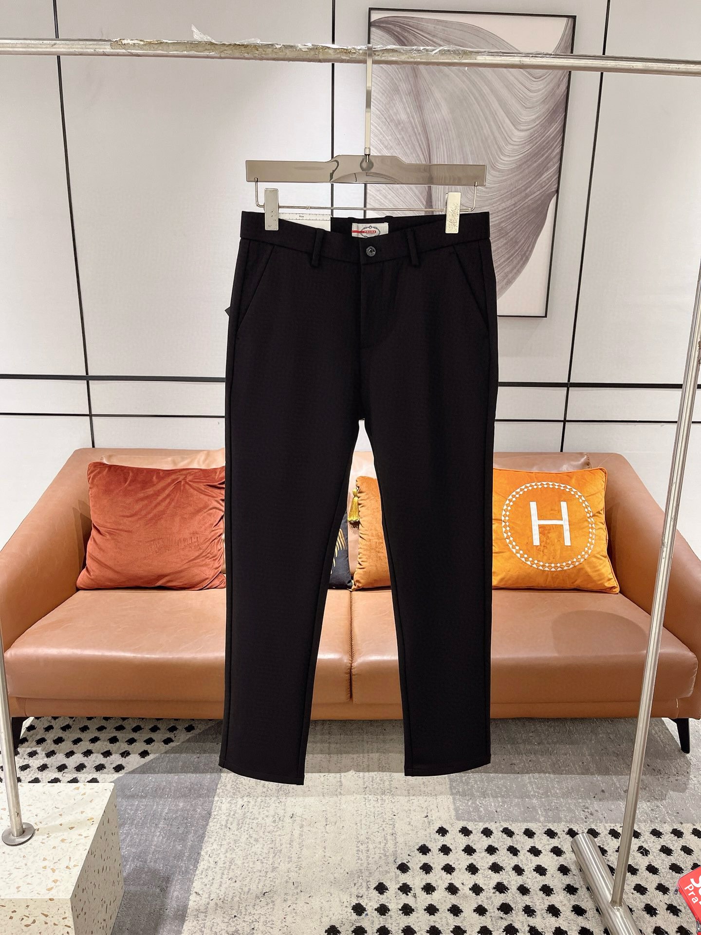 P480 Prada Prada Fall/Winter 2024 Asia Counter Collection Newest Models! High-end goods High-end custom Slim business casual pants pants suit pants Original hardware Daily business casual are completely applicable to the models on the body effect super positive stereo Slim hip leg lines are completely highlighted with Tencel special cotton fabric! Belong to the type of color woven cotton! The texture is tight and delicate on the body is very comfortable and stylish and extremely wearable versatile very worth getting! Old customers must receive recommended! Size: 29-40-high replica handbags