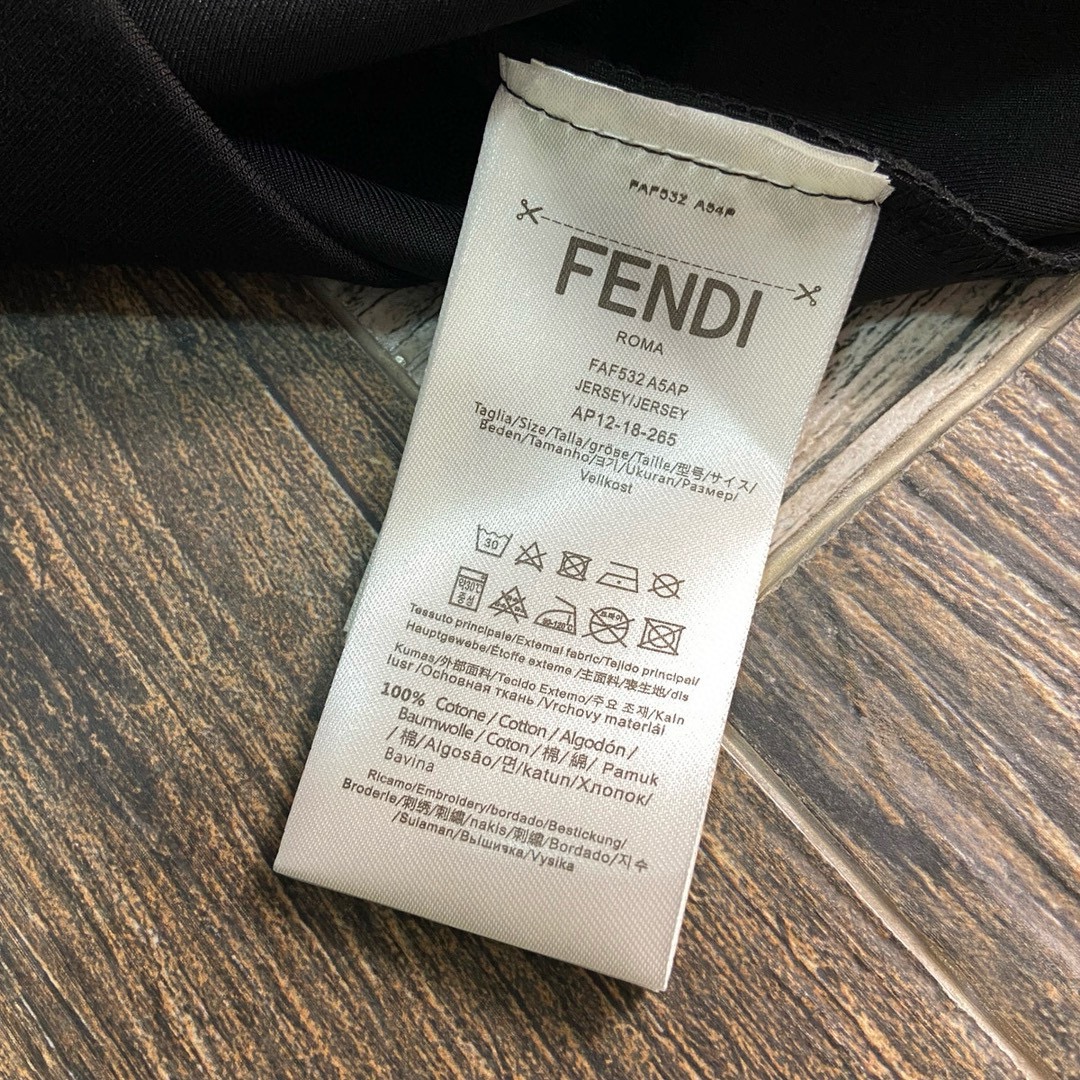 P480 FENDI Fendi max 6XL porter 240 livres 2024 automne et hiver GW sync sweater t-shirt ! Excellent à porter seul comme couche de base en automne et en hiver ! Continuez le classique ! Modèles de commande de qualité complète ! Poitrine lourde Craft logo design haut de gamme personnalisé couche d'air tissu de coton long agrafage de la forme à la conception est très bien la nouvelle vague de l'époque que la forme ou la conception assez de détails ! Encolure légèrement ajustée, bonne forme, bon tissu ! Le tissu de coton à haute densité sur le corps est confortable, chaud et élégant ! Longueur : M-6XL (178 140 livres L maximum 240 livres)