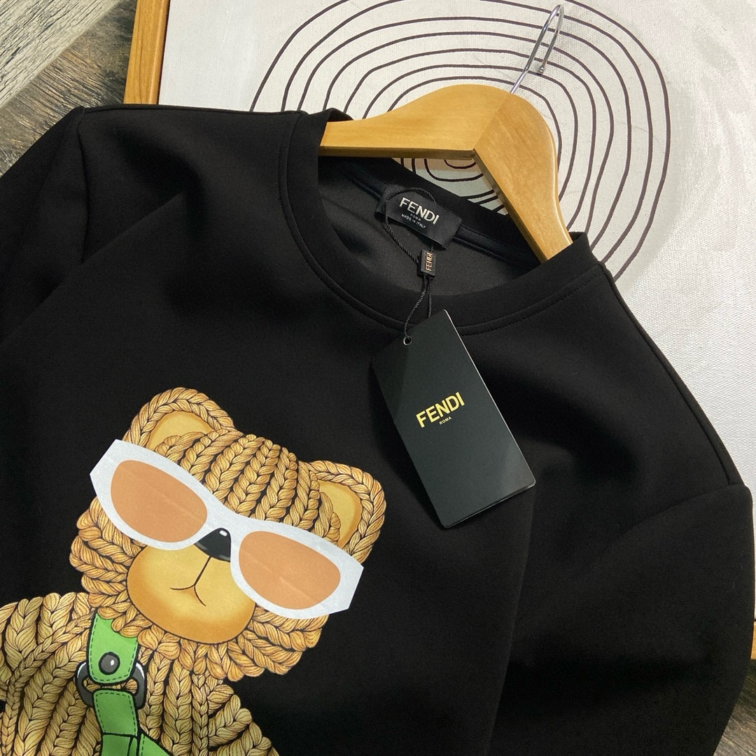 P480 FENDI Fendi max 6XL porter 240 livres 2024 automne et hiver GW sync sweater t-shirt ! Excellent à porter seul comme couche de base en automne et en hiver ! Continuez le classique ! Modèles de commande de qualité complète ! Poitrine lourde Craft logo design haut de gamme personnalisé couche d'air tissu de coton long agrafage de la forme à la conception est très bien la nouvelle vague de l'époque que la forme ou la conception assez de détails ! Encolure légèrement ajustée, bonne forme, bon tissu ! Le tissu de coton à haute densité sur le corps est confortable, chaud et élégant ! Longueur : M-6XL (178 140 livres L maximum 240 livres)