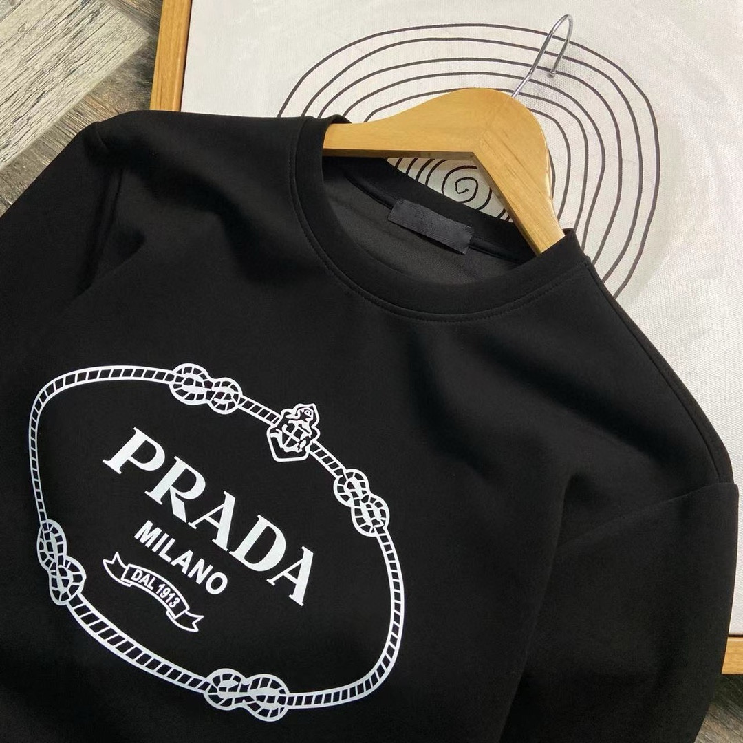 ¡P480 Prada Prada Máximo 6XL desgaste 240 libras 2024 Otoño / Invierno GW Sync Sudadera Camiseta! ¡Excelente por sí sola como capa base para otoño/invierno! ¡Continuación del clásico! ¡Modelo de la orden de calidad completa! ¡Pecho pesado Craft diseño del logotipo de gama alta de aire personalizado capa de tejido de algodón de grapa larga de la forma al diseño es en gran medida la nueva ola de los tiempos, independientemente de la forma o el diseño suficientes detalles! ¡Escote ligeramente en forma de cuello buena forma buena tela! ¡Material de algodón de alta densidad en el cuerpo cómodo de la piel caliente y con estilo! Yardage: M-6XL (178 140 libras L máximo 240 libras)