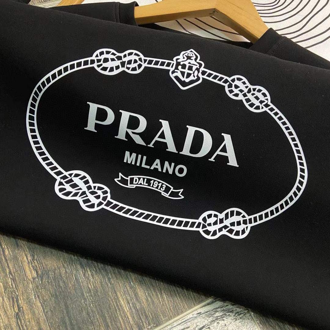 ¡P480 Prada Prada Máximo 6XL desgaste 240 libras 2024 Otoño / Invierno GW Sync Sudadera Camiseta! ¡Excelente por sí sola como capa base para otoño/invierno! ¡Continuación del clásico! ¡Modelo de la orden de calidad completa! ¡Pecho pesado Craft diseño del logotipo de gama alta de aire personalizado capa de tejido de algodón de grapa larga de la forma al diseño es en gran medida la nueva ola de los tiempos, independientemente de la forma o el diseño suficientes detalles! ¡Escote ligeramente en forma de cuello buena forma buena tela! ¡Material de algodón de alta densidad en el cuerpo cómodo de la piel caliente y con estilo! Yardage: M-6XL (178 140 libras L máximo 240 libras)