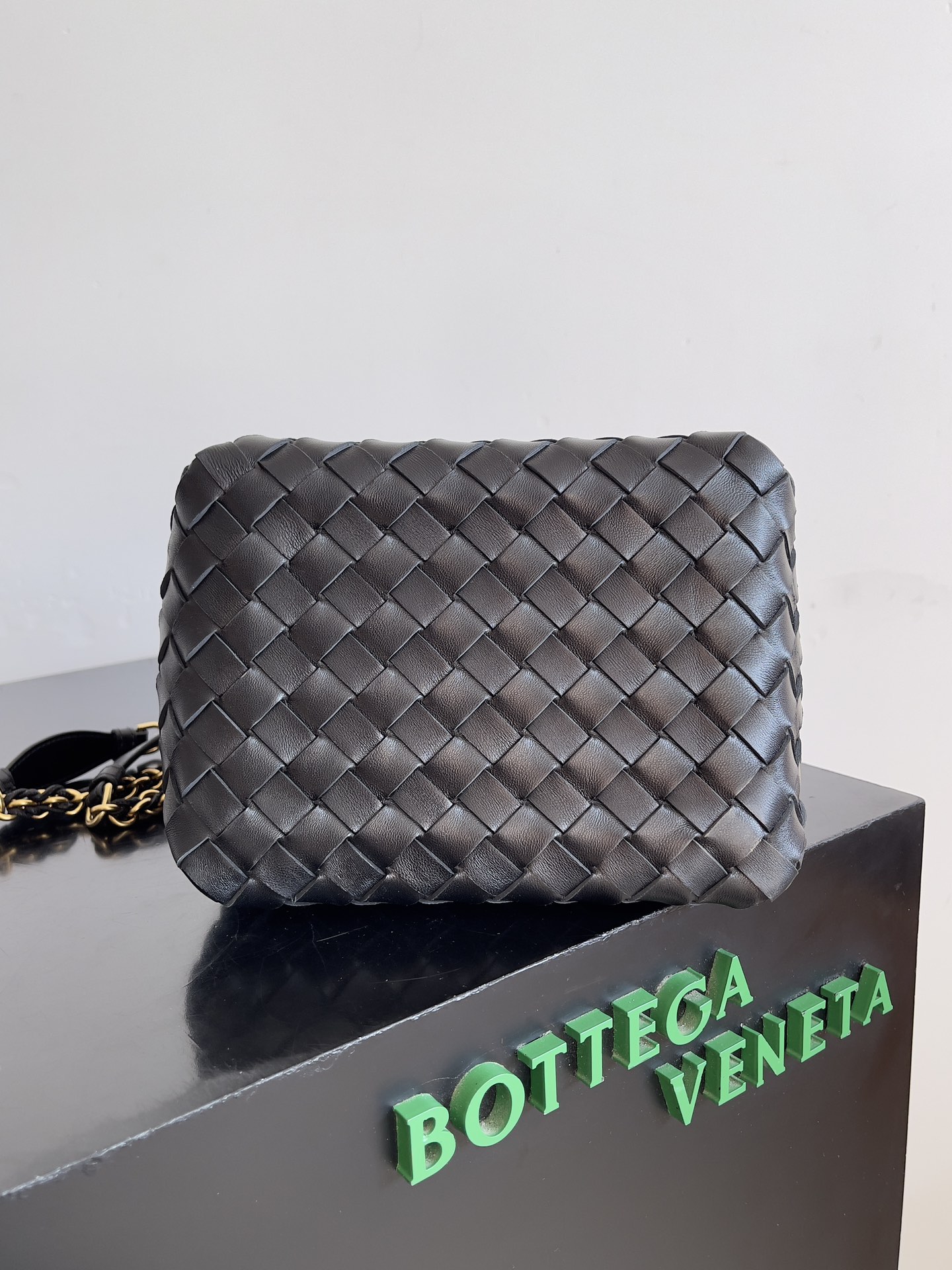 ¡El bolso paracaídas de cadena BV es la nueva estrella de la moda!¡A menudo se oye que la bolsa de refinación de metal cinturón es muy pesado, pero esta bolsa de paracaídas con cinturón de refinación extremadamente ligero para llevar un peso ligero cómodo y confortable en la parte posterior de la espalda real en el cuerpo del efecto es realmente demasiado encantador! ¡Clásico tejido de piel de cordero con la musa de latón cinturón de refinación para los modelos de bolsa entera y hasta un nivel de la apertura del cuerpo de la bolsa con hebilla magnética de diseño de seguridad completa ~ Creo que muchos socios han estado esperando durante mucho tiempo el sentido de la cadena de metal en el original suave y elegante base de más añadir una artesanía clásica delicada y la decencia y la generosidad de la colisión de la creación de un tipo diferente de belleza!Modelo No.Tamaño: 21*17*16.5cm