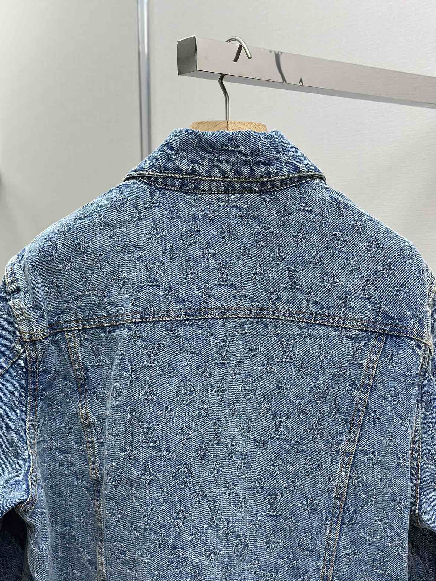 画像 [7]-p860 P860LOUIS VUITTON Old Flower Full Print Denim Jacket Craftsmanship Note: Slip-onパネルは、パール調のボタンとポケットのリベットで飾られたオールオーバーの衝突モノグラム・ジャカード織りで、ダンディなスタイルににじみ出るゆったりとしたスカジャンシルエットを作っています。オールオーバーのモノグラム・ジャカード、バックにはダミエの本革スエードのタブ、クラシックな5ポケットのシルエット、同じスタイルと組み合わせることであらゆるシーンに対応するスタイリッシュなルックを演出、カスタマイズ可能なアクセサリー、3つのタグがすべて揃う、ユニセックス！⚠️カラー：ブルー⚠️サイズ：46/48/50/52-ハイファッションバッグ