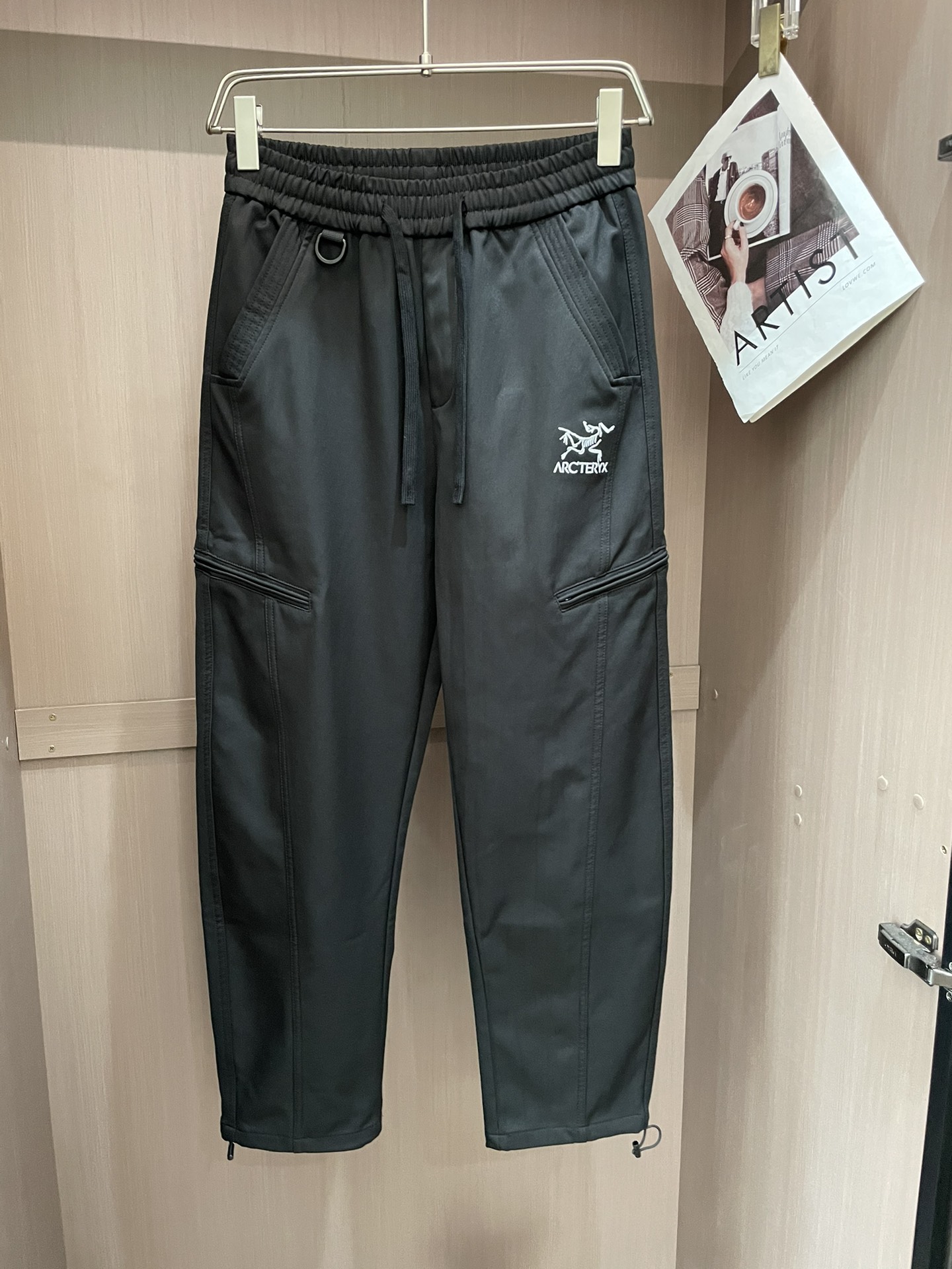 ARC'TERYX - ¡Pantalón softshell de invierno para hombre, cortaviento, cálido y transpirable! Diseño sin costurasTejidos funcionales para exteriores de Beginner de corte fino y alta definición ¡Gran calidez! ¡El tejido es muy sólido! ¡El efecto antidesgarro es muy fuerte! ¡Confortable!Pantalones softshell para hombre Pantalones softshell ligeros y resistentes influenciados por el ADN de la escalada Estos pantalones son uno de los pantalones para senderismo y mochilero y son lo suficientemente versátiles como para adaptarse a sus necesidades siempre cambiantes El tejido softshell duradero es cortavientos, impermeable y ligeramente aislante El tejido elástico con silueta patchwork le permite moverse libremente ☄️Tallas M-3XLP520