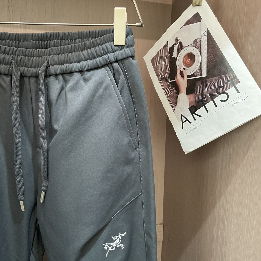 ARC'TERYX（アークテリクス） - 防風性、保温性、透湿性に優れたメンズ・アウトドア用ソフトシェルパンツ！シームレスデザイン高発熱松竹アウトドア機能風3Dスリムカット高精細アウトドア機能生地大暖かい！生地がしっかりしています！破れにくい快適ですメンズソフトシェルパンツ クライミングのDNAに影響を受けた軽量で丈夫なソフトシェルパンツ ハイキングやバックパッキング用のパンツのひとつで、刻々と変化するニーズに対応できる万能パンツ 耐久性に優れたソフトシェル素材は、防風性、防水性、軽い保温性を備えています パッチワークシルエットのストレッチ素材で自由に動けます ☄️サイズ M～3XLP520