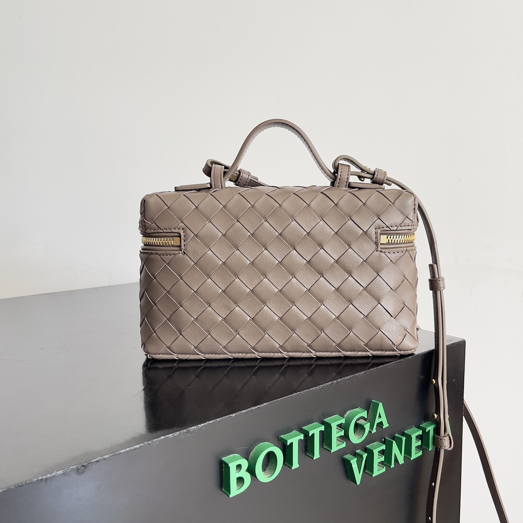 Bottega Veneta 24 primavera e verão tecelagem zip crossbody bag Uma bolsa crossbody pode ser usada como uma bolsa de cosméticos requintado tecelagem corpo pequeno é essencial para o próximo verão desgaste embelezamento duplo zip também é melhor para proteger a capacidade da bolsa como não perca Modelo No: 789109 Tamanho: 22 * 12,5 * 5cm-Fábrica de alta moda