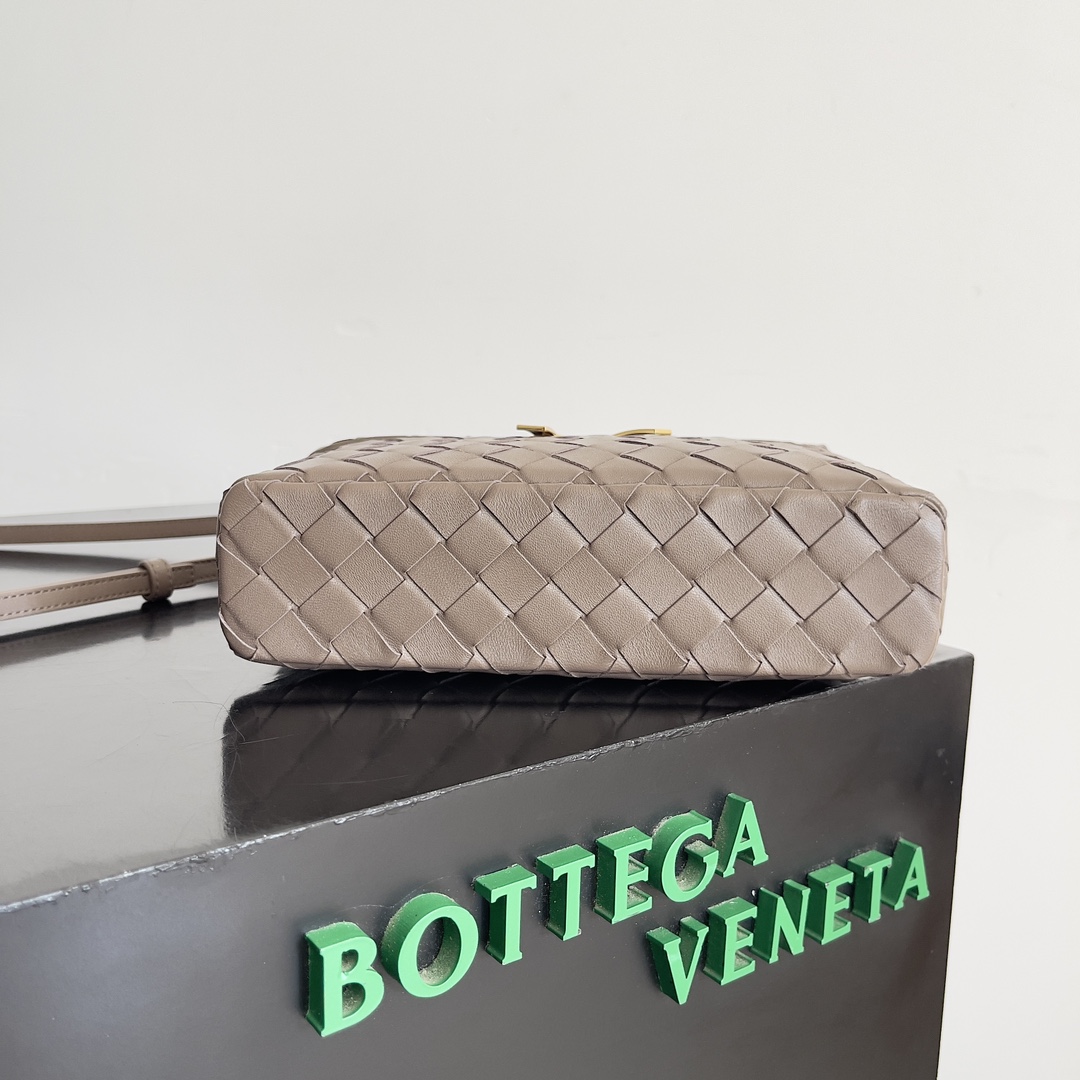 Bottega Veneta 24 primavera e verão tecelagem zip crossbody bag Uma bolsa crossbody pode ser usada como uma bolsa de cosméticos requintado tecelagem corpo pequeno é essencial para o próximo verão desgaste embelezamento duplo zip também é melhor para proteger a capacidade da bolsa como não perca Modelo No: 789109 Tamanho: 22 * 12,5 * 5cm-Fábrica de alta moda