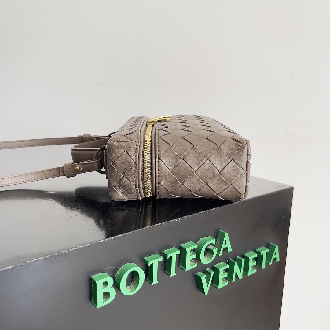 图片[2]-Bottega Veneta 24春夏编织拉链斜挎包 一款可以做化妆包的斜挎包包精致的编织小巧的包身是即将到来的夏天必不可少的穿搭点缀双拉链也更好的保护了包包容量大喜欢的不要错过啦
款号：789109
尺寸：22*12.5*5cm-高仿包包