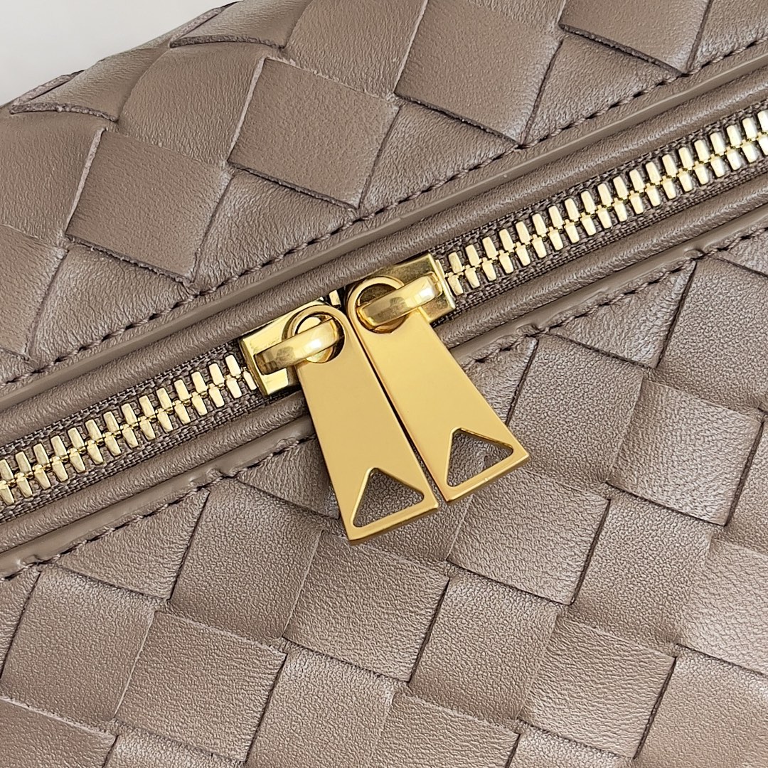 Bottega Veneta 24 primavera e verão tecelagem zip crossbody bag Uma bolsa crossbody pode ser usada como uma bolsa de cosméticos requintado tecelagem corpo pequeno é essencial para o próximo verão desgaste embelezamento duplo zip também é melhor para proteger a capacidade da bolsa como não perca Modelo No: 789109 Tamanho: 22 * 12,5 * 5cm-Fábrica de alta moda