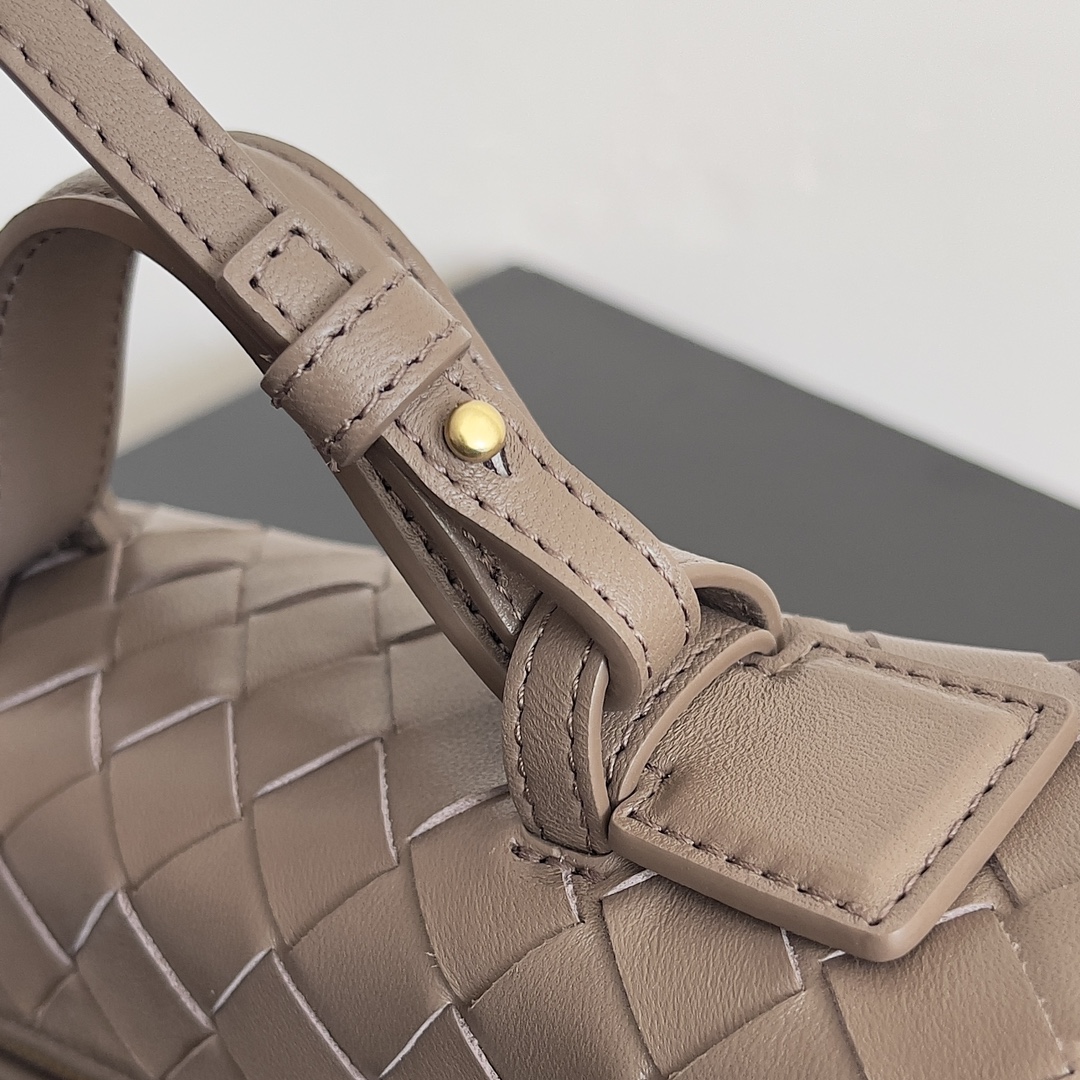 Bottega Veneta 24 primavera e verão tecelagem zip crossbody bag Uma bolsa crossbody pode ser usada como uma bolsa de cosméticos requintado tecelagem corpo pequeno é essencial para o próximo verão desgaste embelezamento duplo zip também é melhor para proteger a capacidade da bolsa como não perca Modelo No: 789109 Tamanho: 22 * 12,5 * 5cm-Fábrica de alta moda