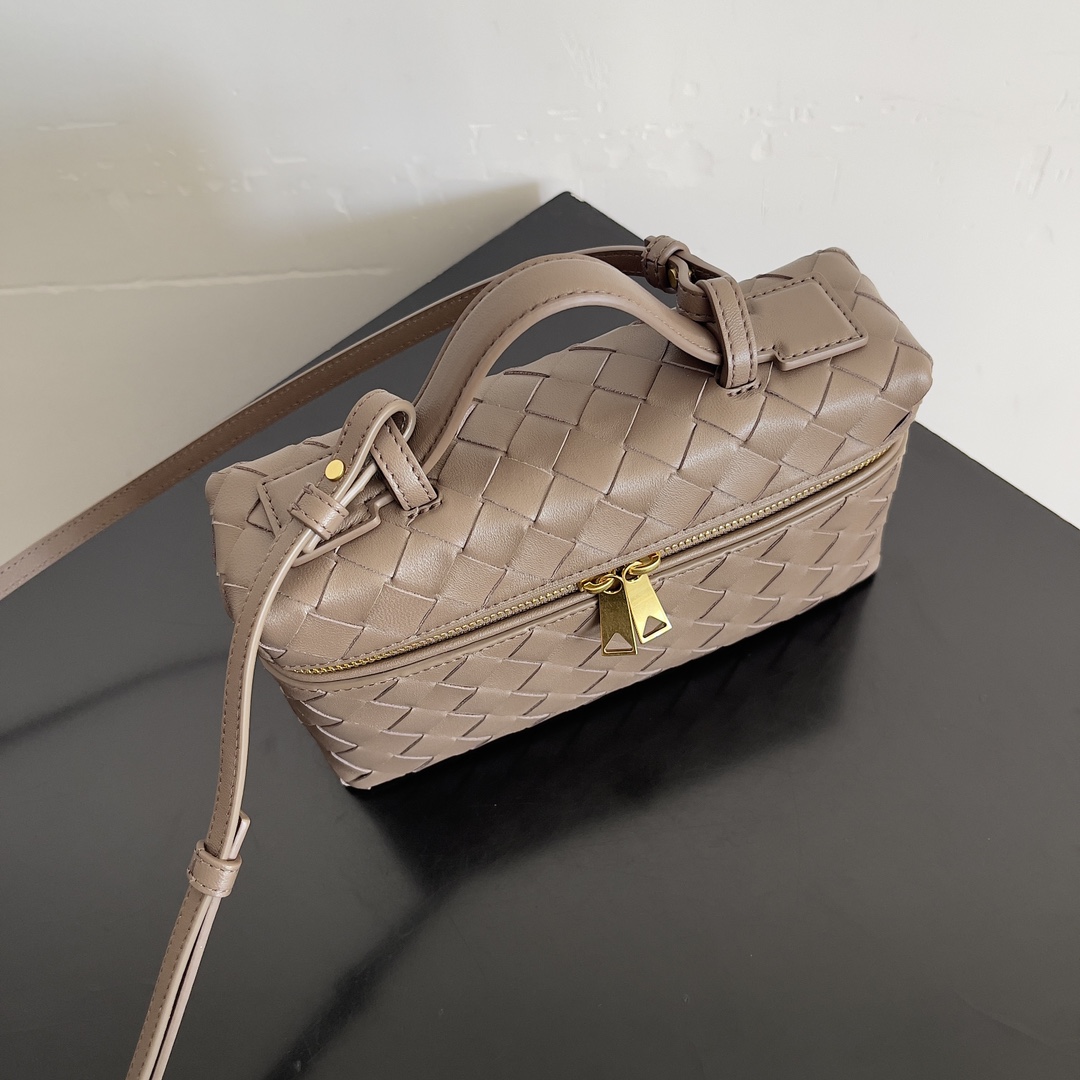 Bottega Veneta 24 primavera e verão tecelagem zip crossbody bag Uma bolsa crossbody pode ser usada como uma bolsa de cosméticos requintado tecelagem corpo pequeno é essencial para o próximo verão desgaste embelezamento duplo zip também é melhor para proteger a capacidade da bolsa como não perca Modelo No: 789109 Tamanho: 22 * 12,5 * 5cm-Fábrica de alta moda