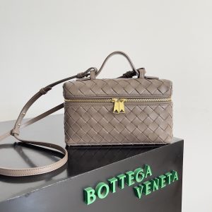 Bottega Veneta 24 spring and summer weaving zip crossbody bag Un sac à bandoulière peut être utilisé comme un sac à cosmétiques exquis tissage petit corps est essentiel pour l'été à venir embellissement double zip est également mieux pour protéger la capacité du sac comme ne le manquez pas Modèle No. : 789109 Taille : 22 * 12.5 * 5cm-High-fashion Factory