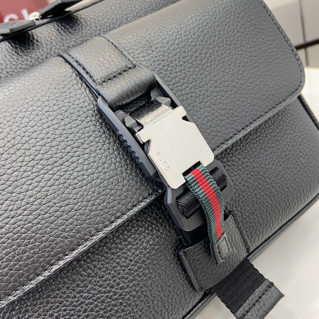 p1240 embellished webbing small crossbody bag grained soft leather crafted in the silhouette supple texture and contemporary design details such as the magnetic snap closures and webbing loop detail, this everyday accessory a great choice for on-the-go ブラックグレインソフトレザーウェビングディテール コットンとリネン混紡ライニング 内側：ジップポケット×1 外側：フラップフロントポケット×1 Dリング×1 キャンバスショルダーストラップ（高さ53cm）長さ調節可能：90cm～146cm 重量：約83kg モデル身長18cm モデル型番816751 サイズ幅23×高さ19×マチ23cm モデル身長18cm長さは90cmから146cmの間で調節可能ジッパーとマグネットスナップ開閉式重さ：約0.83kgモデル身長185cmモデル型番：816751サイズ：幅23×高さ19×奥行10cmカラー：グレーライチフルレザー／イタリア製・ハイセンスなファクトリー