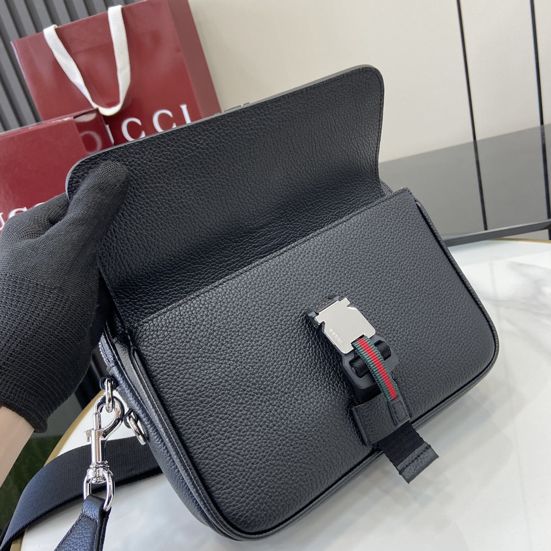 p1240 embellished webbing small crossbody bag grained soft leather crafted in the silhouette supple texture and contemporary design details such as the magnetic snap closures and webbing loop detail, this everyday accessory a great choice for on-the-go ブラックグレインソフトレザーウェビングディテール コットンとリネン混紡ライニング 内側：ジップポケット×1 外側：フラップフロントポケット×1 Dリング×1 キャンバスショルダーストラップ（高さ53cm）長さ調節可能：90cm～146cm 重量：約83kg モデル身長18cm モデル型番816751 サイズ幅23×高さ19×マチ23cm モデル身長18cm長さは90cmから146cmの間で調節可能ジッパーとマグネットスナップ開閉式重さ：約0.83kgモデル身長185cmモデル型番：816751サイズ：幅23×高さ19×奥行10cmカラー：グレーライチフルレザー／イタリア製・ハイセンスなファクトリー