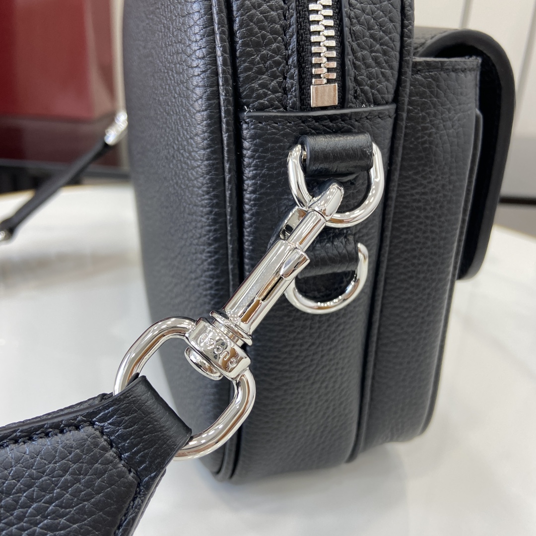 p1240 embellished webbing small crossbody bag grained soft leather crafted in the silhouette supple texture and contemporary design details such as the magnetic snap closures and webbing loop detail, this everyday accessory a great choice for on-the-go ブラックグレインソフトレザーウェビングディテール コットンとリネン混紡ライニング 内側：ジップポケット×1 外側：フラップフロントポケット×1 Dリング×1 キャンバスショルダーストラップ（高さ53cm）長さ調節可能：90cm～146cm 重量：約83kg モデル身長18cm モデル型番816751 サイズ幅23×高さ19×マチ23cm モデル身長18cm長さは90cmから146cmの間で調節可能ジッパーとマグネットスナップ開閉式重さ：約0.83kgモデル身長185cmモデル型番：816751サイズ：幅23×高さ19×奥行10cmカラー：グレーライチフルレザー／イタリア製・ハイセンスなファクトリー