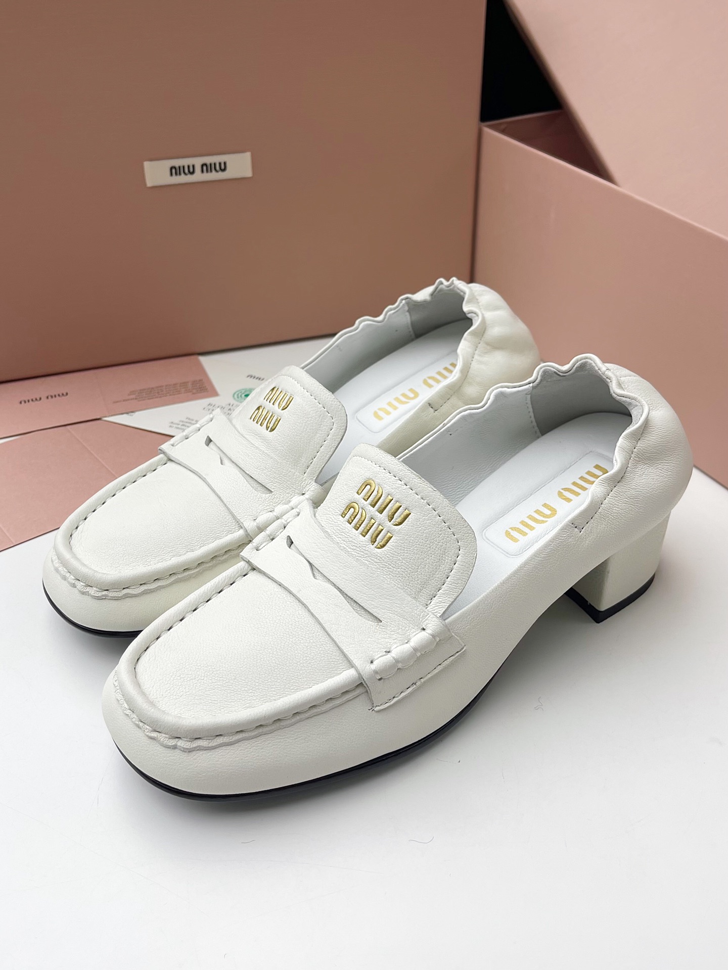 MiuMiu nuevo tacón grueso medio Mocasines ! 25 nuevo diseño de la cabeza cuadrada Más de la cabeza redonda regular retro Correa elástica trasera No hay necesidad de romper-en el período no se desgasta los pies versión más alta Segundos todo el mercado de productos excelentes! Color: negro, blanco, marrón Yardage: 35-39 (40 a medida no retornables) P780-Alta imitación de fábrica