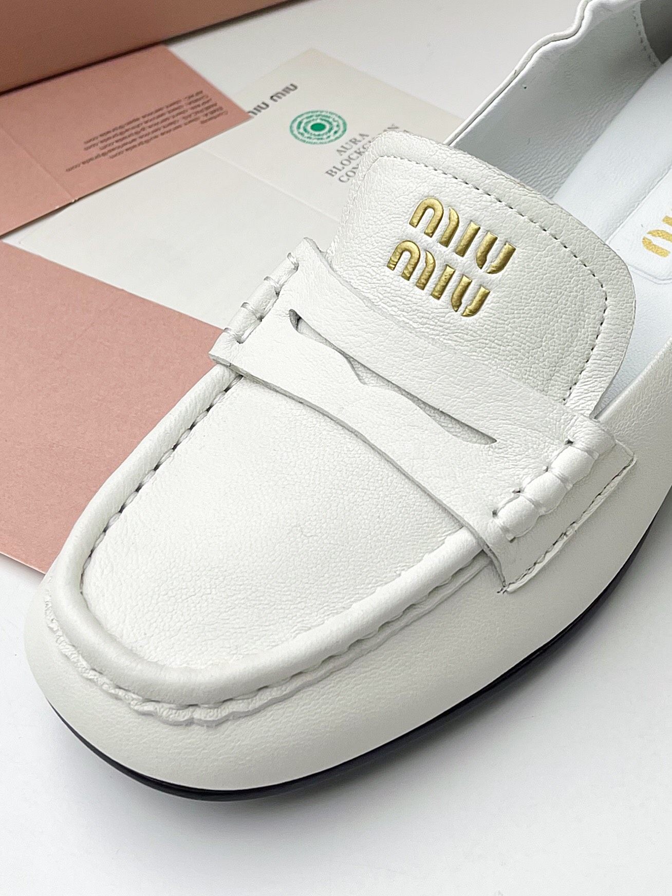 MiuMiu nuevo tacón grueso medio Mocasines ! 25 nuevo diseño de la cabeza cuadrada Más de la cabeza redonda regular retro Correa elástica trasera No hay necesidad de romper-en el período no se desgasta los pies versión más alta Segundos todo el mercado de productos excelentes! Color: negro, blanco, marrón Yardage: 35-39 (40 a medida no retornables) P780-Alta imitación de fábrica