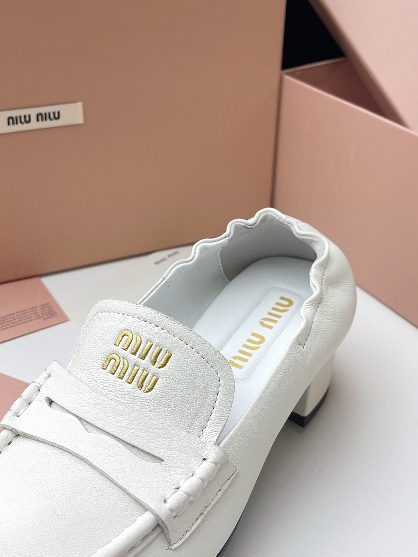 MiuMiu nuevo tacón grueso medio Mocasines ! 25 nuevo diseño de la cabeza cuadrada Más de la cabeza redonda regular retro Correa elástica trasera No hay necesidad de romper-en el período no se desgasta los pies versión más alta Segundos todo el mercado de productos excelentes! Color: negro, blanco, marrón Yardage: 35-39 (40 a medida no retornables) P780-Alta imitación de fábrica