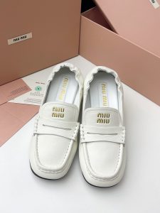 MiuMiu novos mocassins de salto médio grosso! 25 novo design de cabeça quadrada Mais do que a cabeça redonda convencional retro Cinta elástica traseira Sem necessidade de período de amaciamento não desgasta os pés versão mais alta Segundos todo o mercado de excelentes produtos! Cor: preto, branco, castanho Jardas: 35-39 (40 por medida não devolvível) P780-Saco de alta costura!