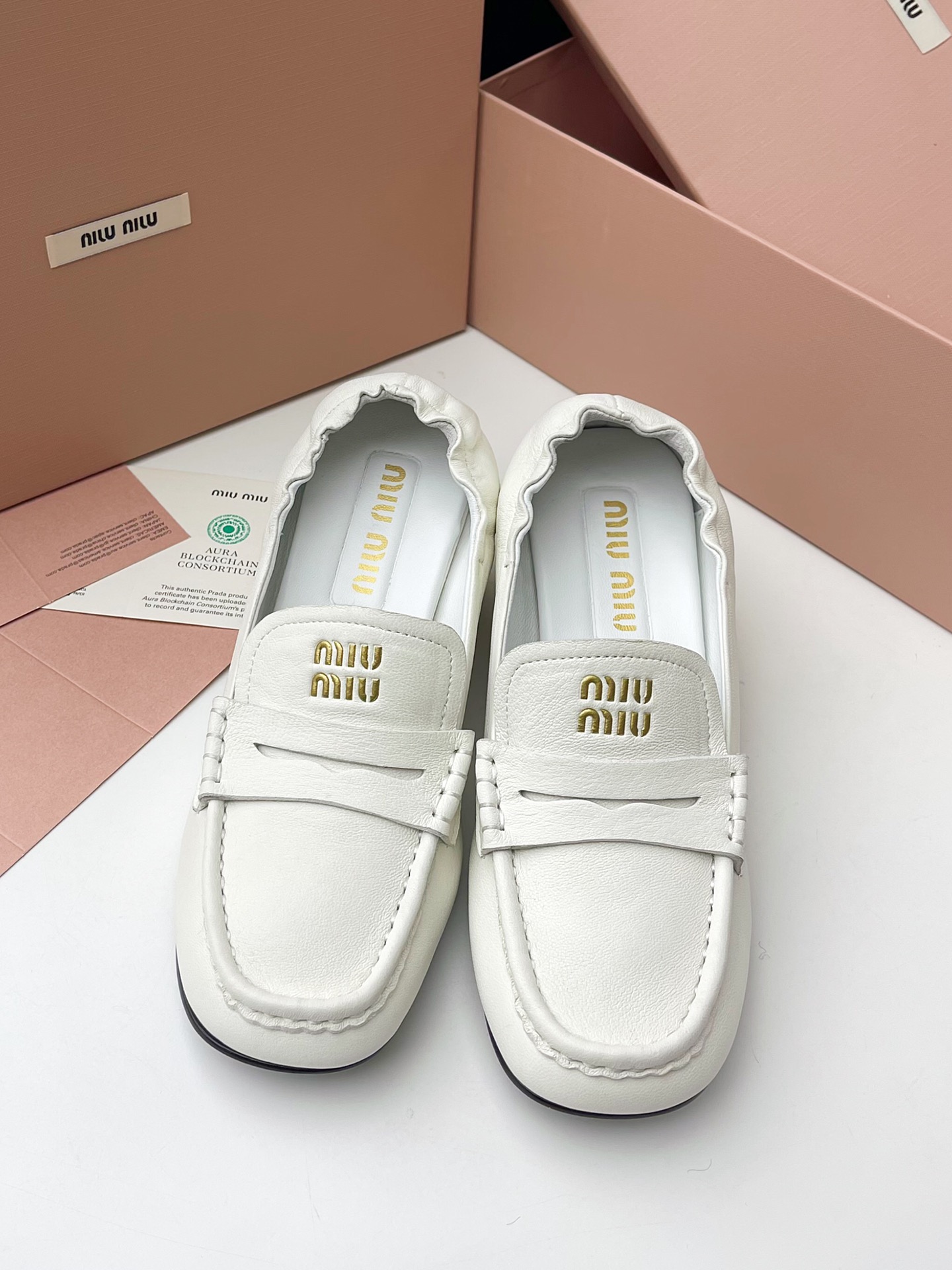 MiuMiu nuevo tacón grueso medio Mocasines ! 25 nuevo diseño de la cabeza cuadrada Más de la cabeza redonda regular retro Correa elástica trasera No hay necesidad de romper-en el período no se desgasta los pies versión más alta Segundos todo el mercado de productos excelentes! Color: negro, blanco, marrón Yardage: 35-39 (40 a medida no retornables) P780-Alta imitación de fábrica