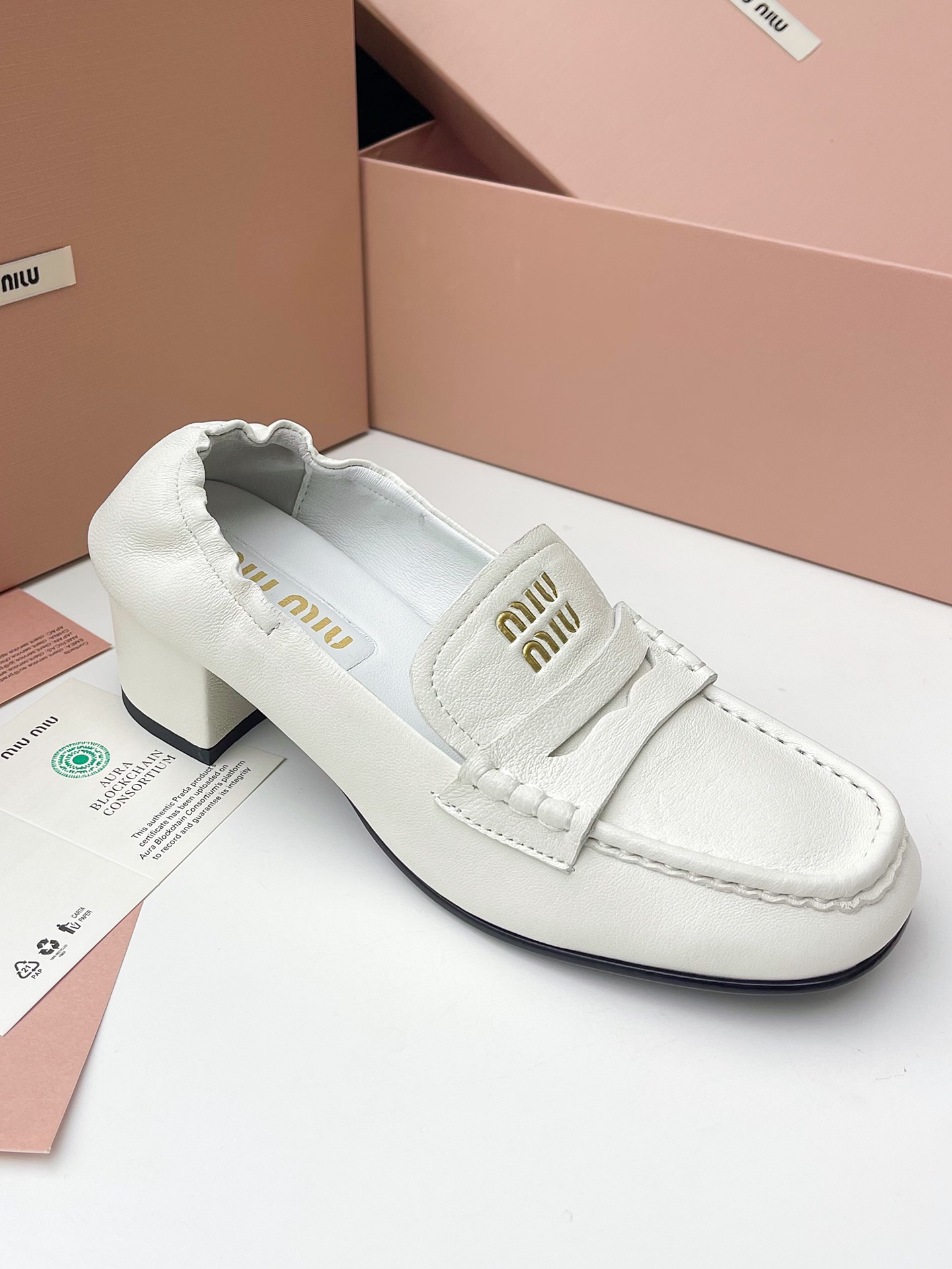 MiuMiu nuevo tacón grueso medio Mocasines ! 25 nuevo diseño de la cabeza cuadrada Más de la cabeza redonda regular retro Correa elástica trasera No hay necesidad de romper-en el período no se desgasta los pies versión más alta Segundos todo el mercado de productos excelentes! Color: negro, blanco, marrón Yardage: 35-39 (40 a medida no retornables) P780-Alta imitación de fábrica