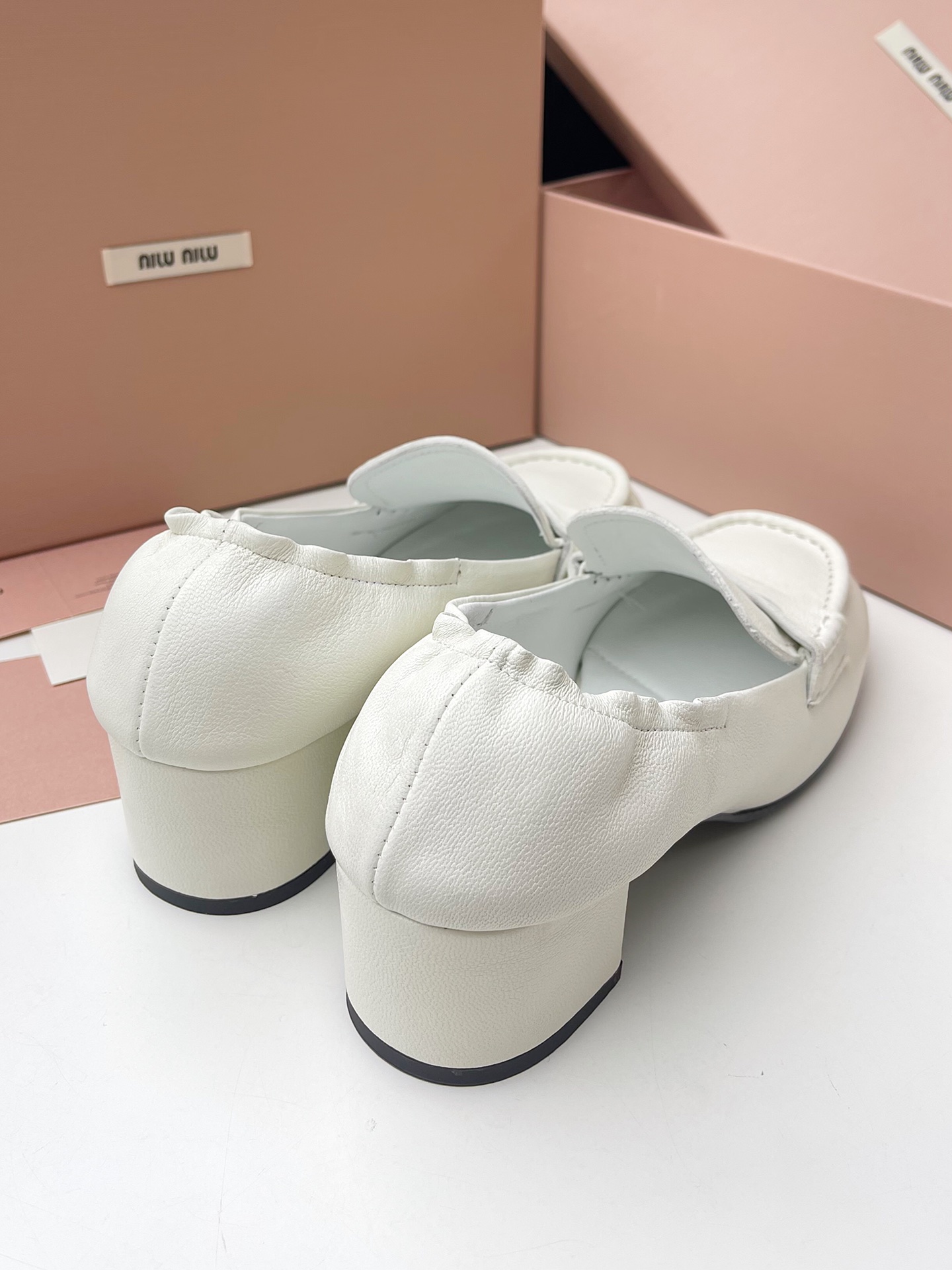 MiuMiu nuevo tacón grueso medio Mocasines ! 25 nuevo diseño de la cabeza cuadrada Más de la cabeza redonda regular retro Correa elástica trasera No hay necesidad de romper-en el período no se desgasta los pies versión más alta Segundos todo el mercado de productos excelentes! Color: negro, blanco, marrón Yardage: 35-39 (40 a medida no retornables) P780-Alta imitación de fábrica