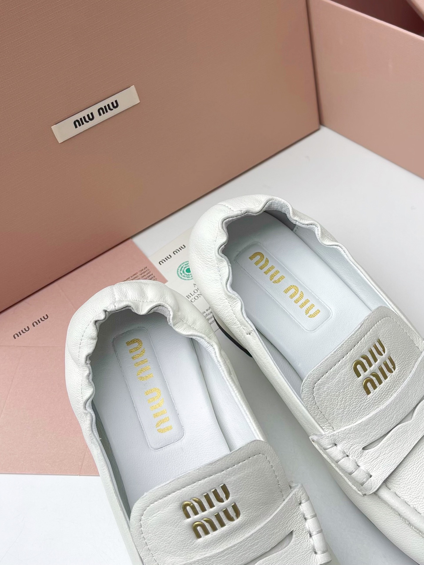 MiuMiu nuevo tacón grueso medio Mocasines ! 25 nuevo diseño de la cabeza cuadrada Más de la cabeza redonda regular retro Correa elástica trasera No hay necesidad de romper-en el período no se desgasta los pies versión más alta Segundos todo el mercado de productos excelentes! Color: negro, blanco, marrón Yardage: 35-39 (40 a medida no retornables) P780-Alta imitación de fábrica