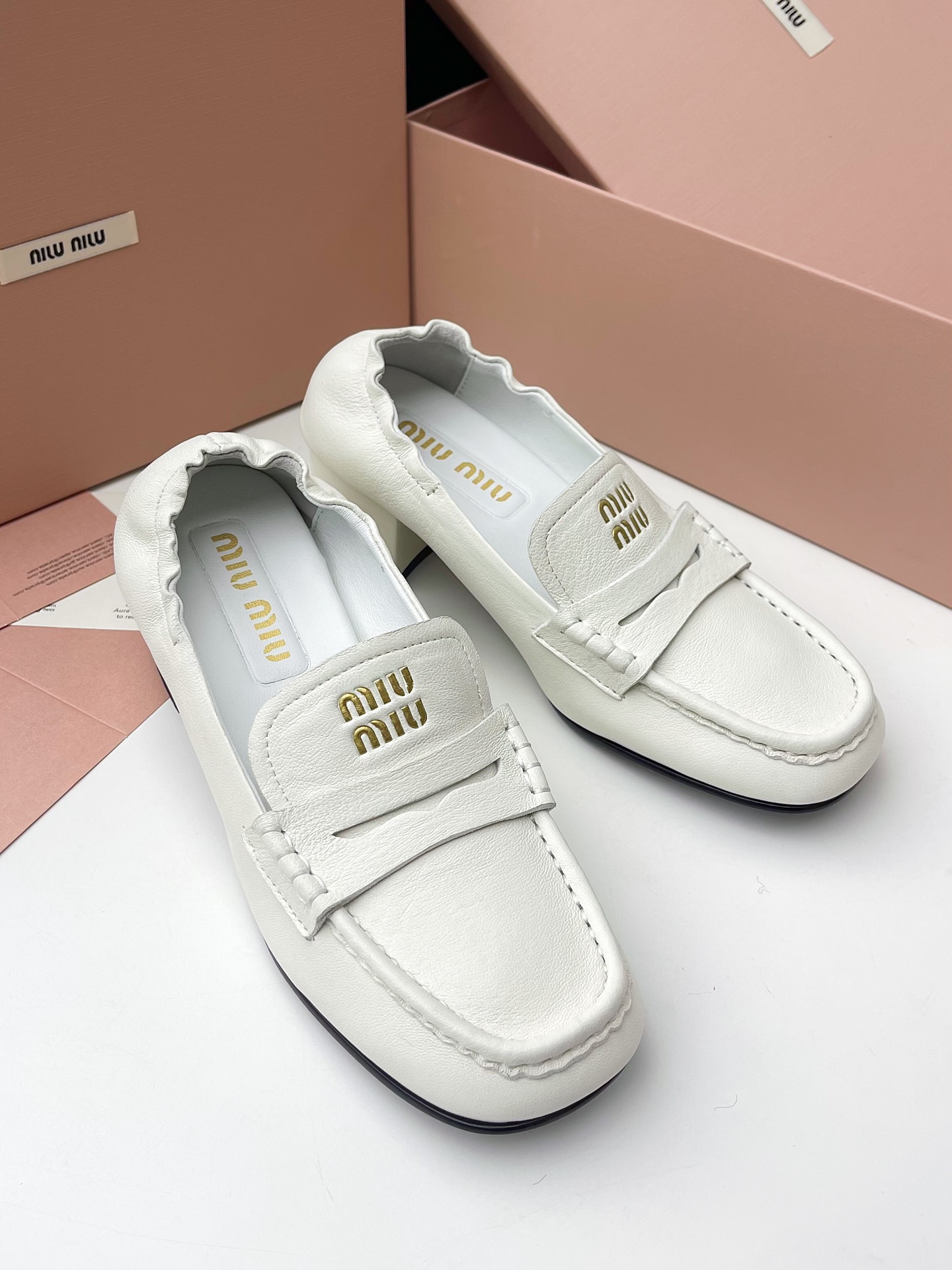 MiuMiu nuevo tacón grueso medio Mocasines ! 25 nuevo diseño de la cabeza cuadrada Más de la cabeza redonda regular retro Correa elástica trasera No hay necesidad de romper-en el período no se desgasta los pies versión más alta Segundos todo el mercado de productos excelentes! Color: negro, blanco, marrón Yardage: 35-39 (40 a medida no retornables) P780-Alta imitación de fábrica