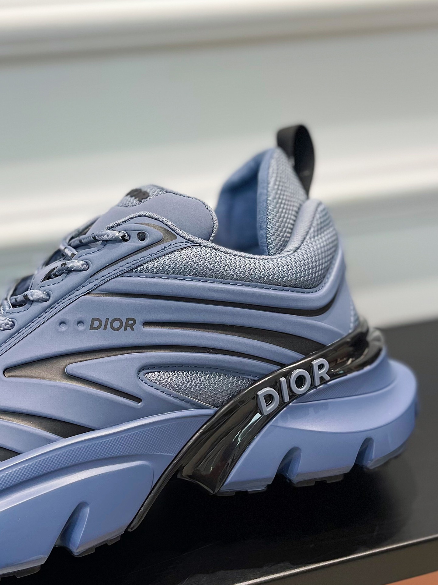 Dior_Lewis Hamilton co-branded B44 Blade trainers ! Main dans la main avec le pilote sept fois champion du monde de F1 pour créer un nouveau co-branded modèles de la série dans la conception de la neige rétro futuriste sens pour créer un nouveau sens de superposition absolue formateurs fils peuvent également porter un sens de la mode !Taille : 38-45 (46, 47 sur mesure non remboursable et non échangeable)P960