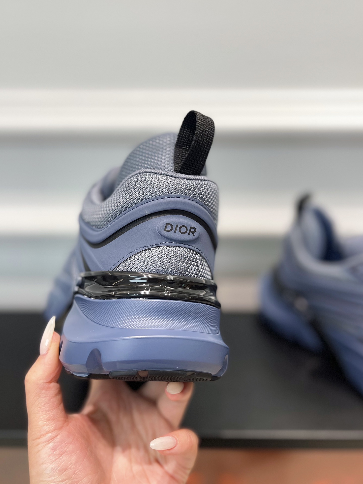 Dior_Lewis Hamilton co-branded B44 Blade trainers ! Main dans la main avec le pilote sept fois champion du monde de F1 pour créer un nouveau co-branded modèles de la série dans la conception de la neige rétro futuriste sens pour créer un nouveau sens de superposition absolue formateurs fils peuvent également porter un sens de la mode !Taille : 38-45 (46, 47 sur mesure non remboursable et non échangeable)P960